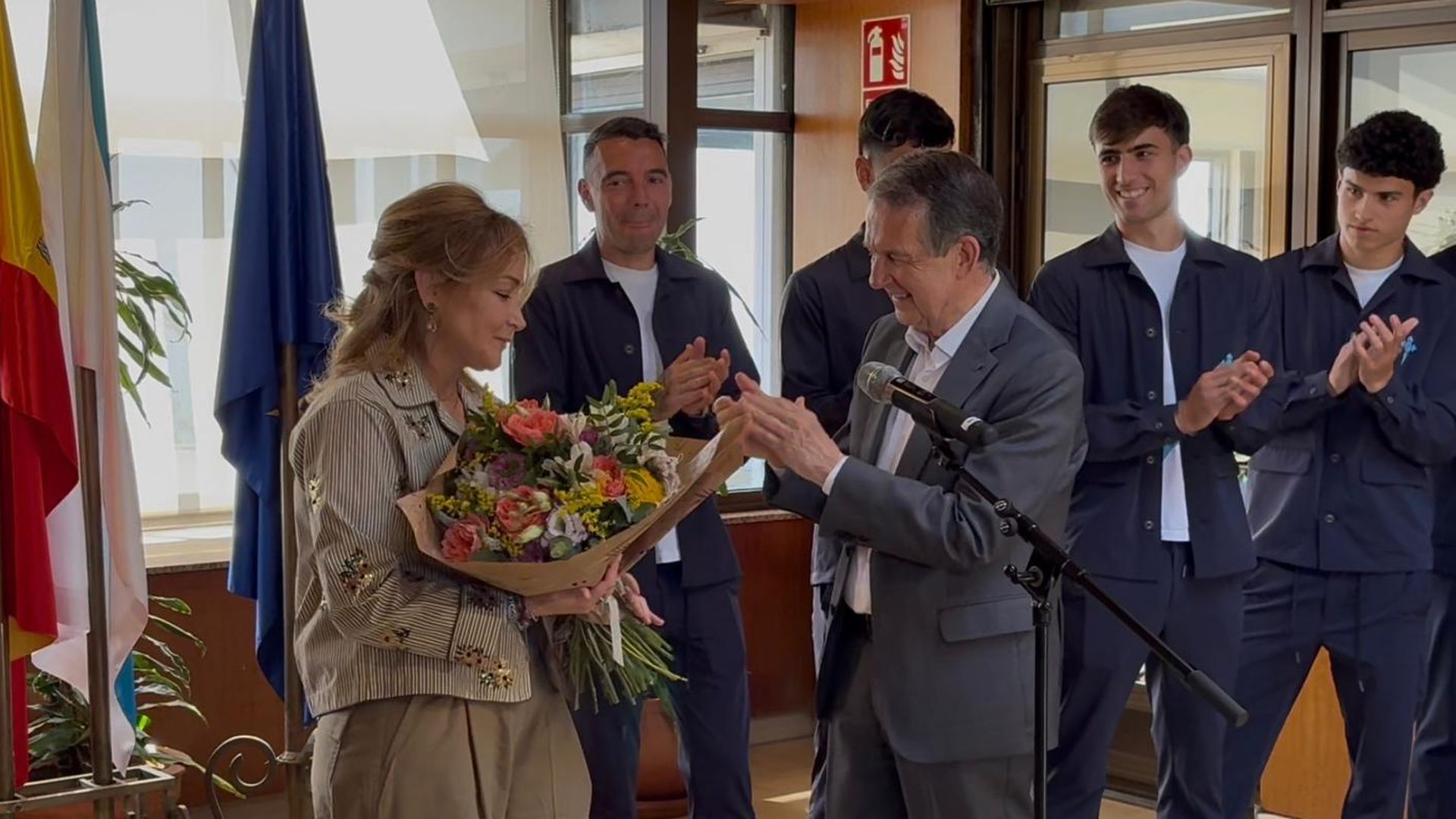 Abel Caballero entrega un ramo de flores a Marián Mouriño