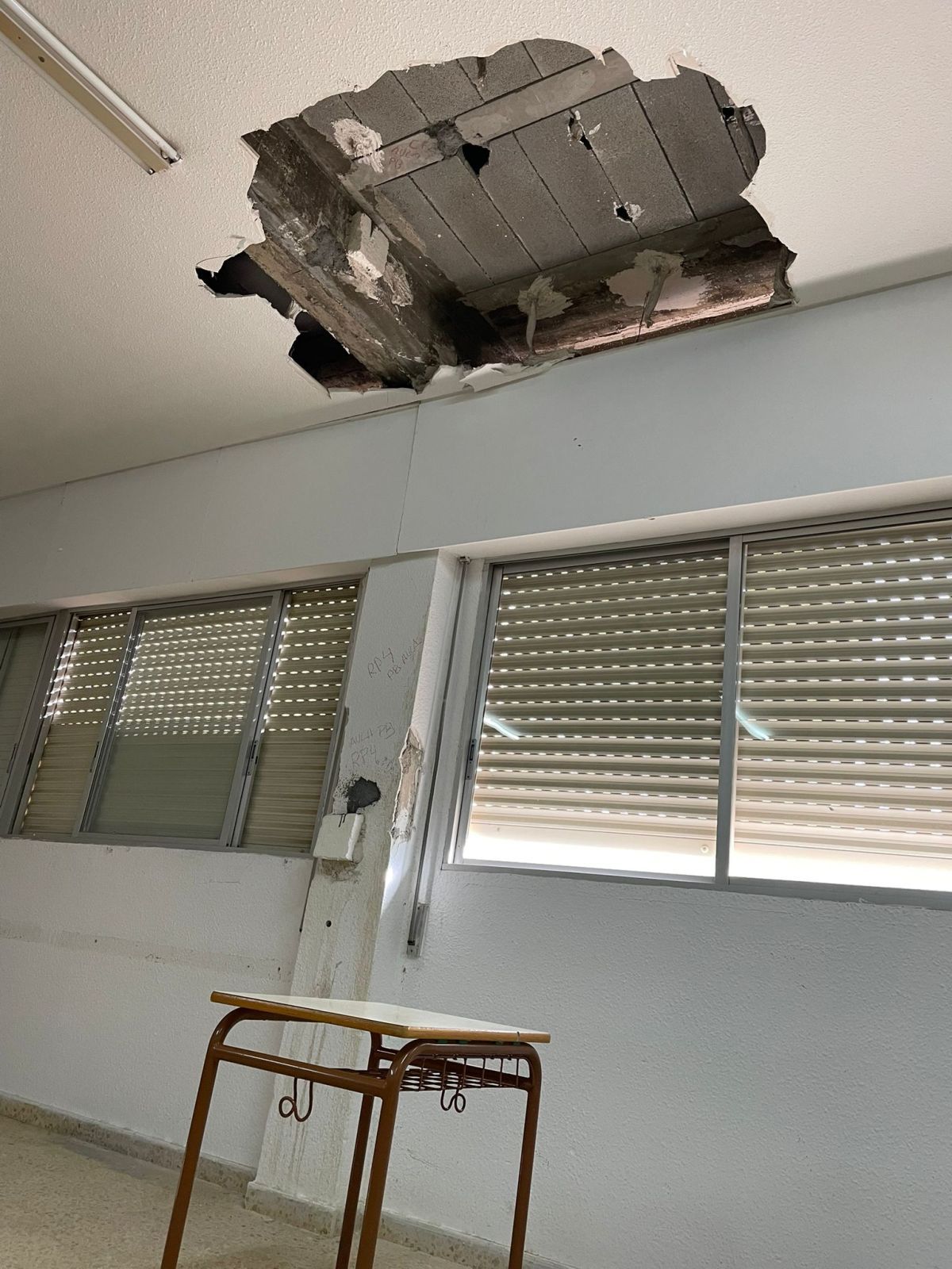 Agujero en el techo del CEIP Ausias March de Benidorm