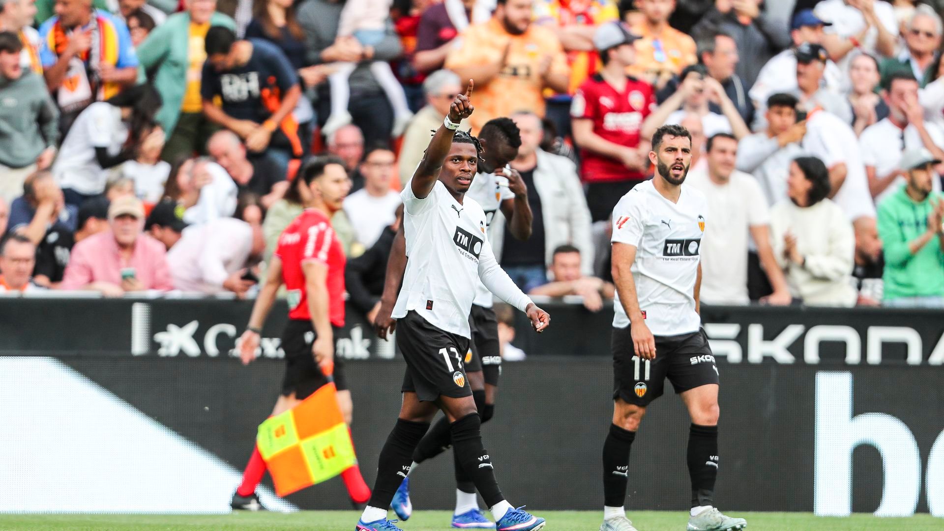Asaltan la casa de Largie Ramazani mientras jugaba el Valencia-Barcelona: el valor del botín supera los 100.000 euros Asaltan la casa de Largie Ramazani mientras jugaba el Valencia-Barcelona: el valor del botín supera los 100.000 euros