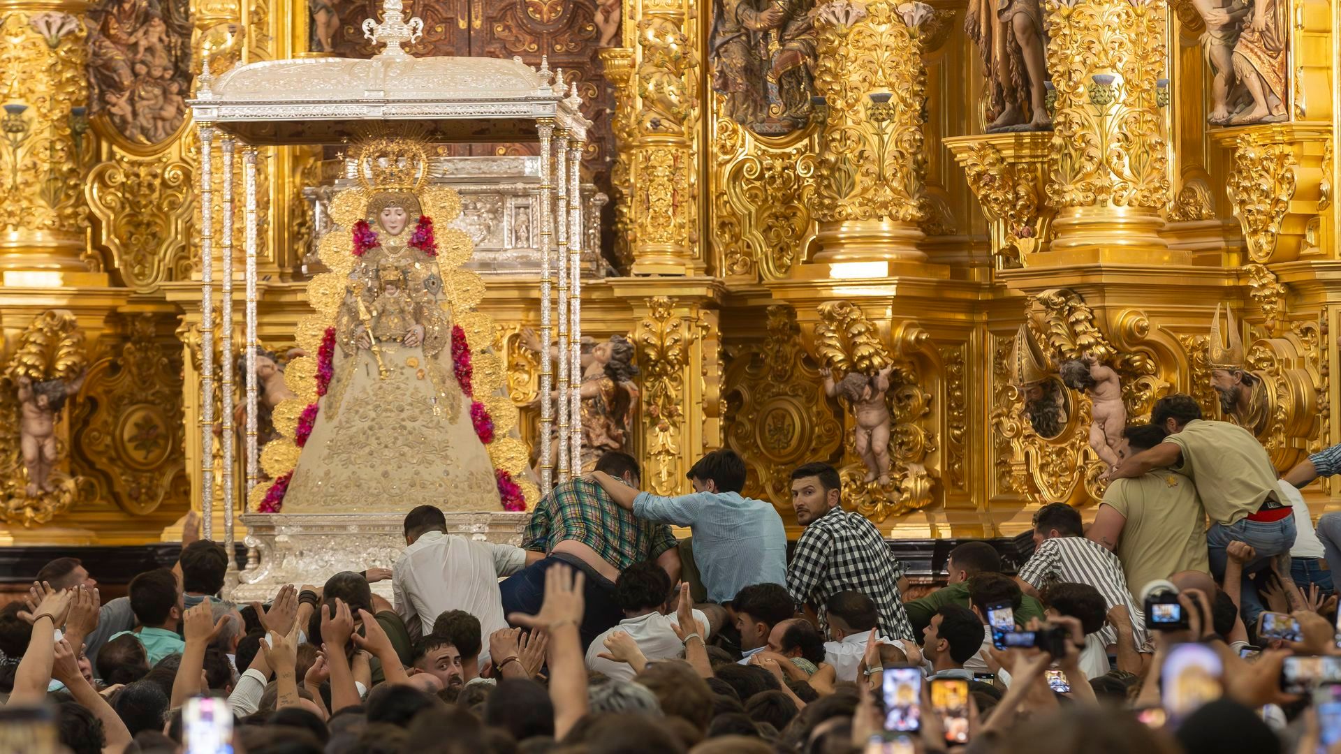 Así se vivió el tradicional salto de la reja: máxima tensión y comienzo de la procesión