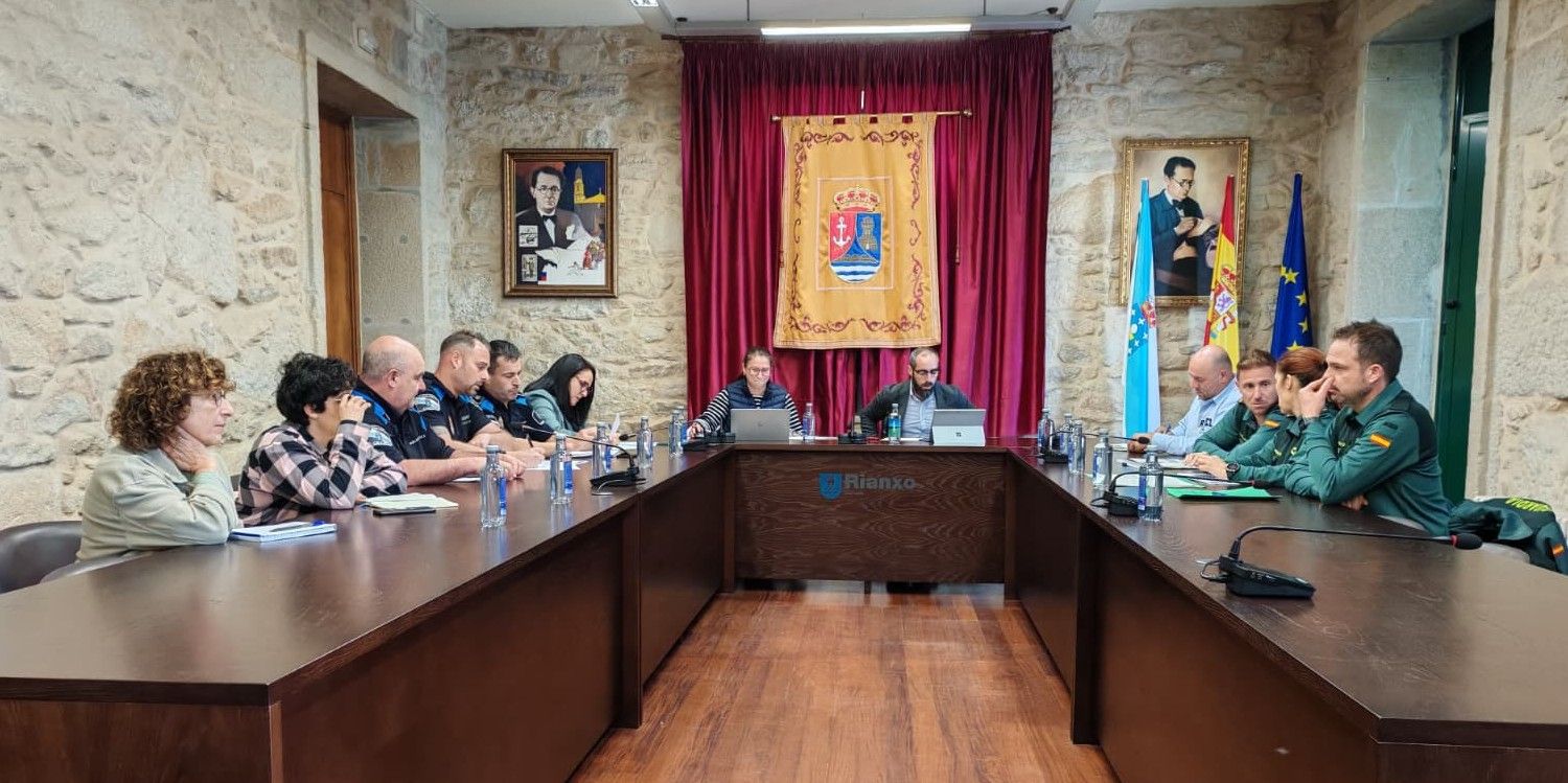 Autoridades reunidas en el Ayuntamiento de Rianxo