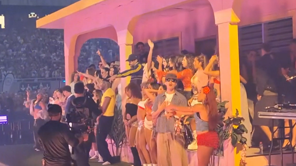 Bad Bunny desata la locura con la 'casita' en Barcelona: así eligen a los afortunados