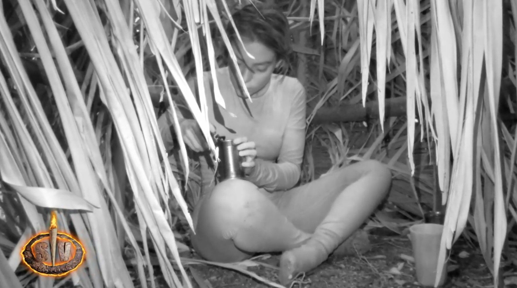 Claudia protagoniza el robo de una lata de comida en la playa y desata la reacción de los concursantes: 