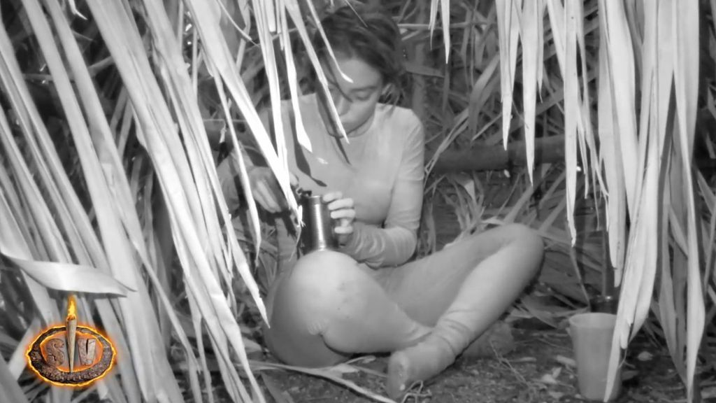 Claudia protagoniza el robo de una lata de comida en la playa y desata la reacción de los concursantes: "Ya era hora de ponerse en órbita"