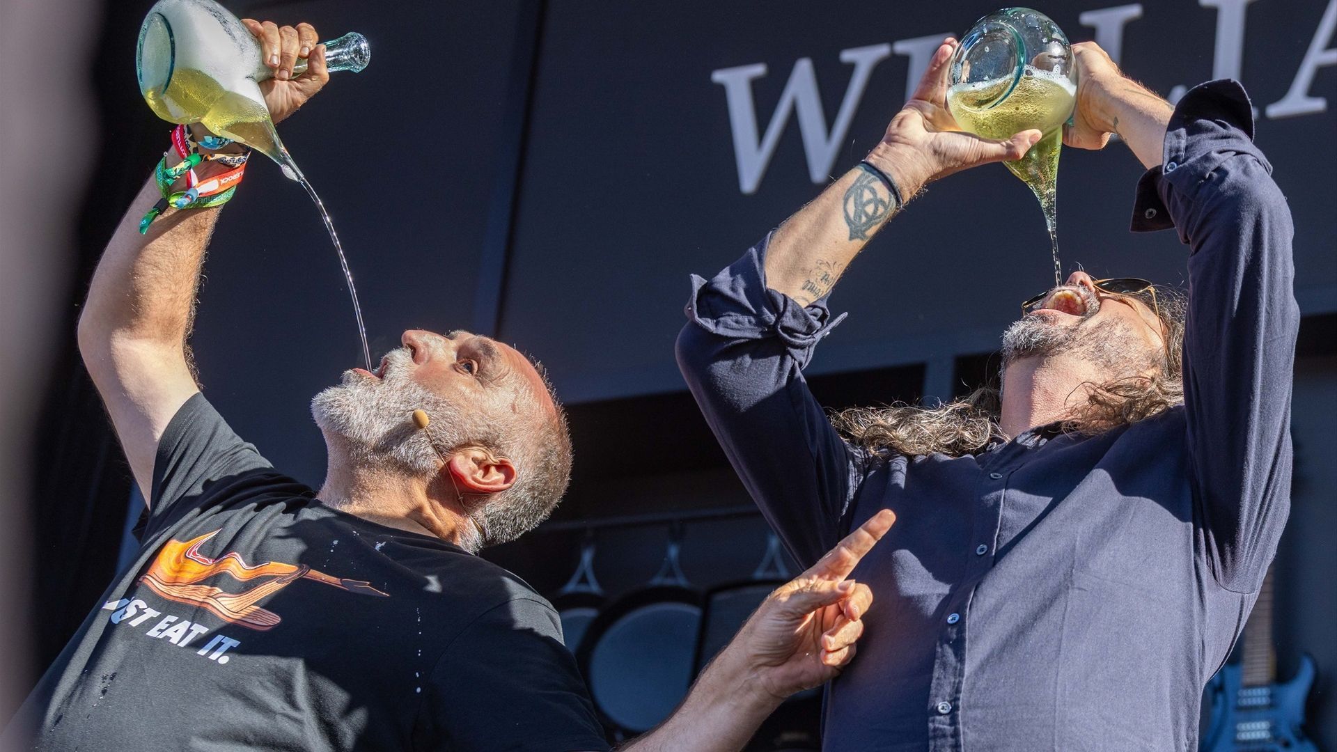 Dave Grohl y José Andrés bebiendo del porrón Dave Grohl y José Andrés bebiendo del porrón