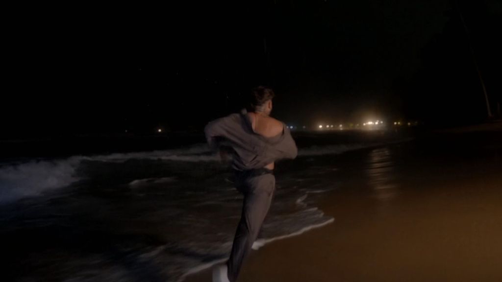 David corre desesperado por la playa y sus gritos a Alba llegan a ‘Villa deseo’, al completo