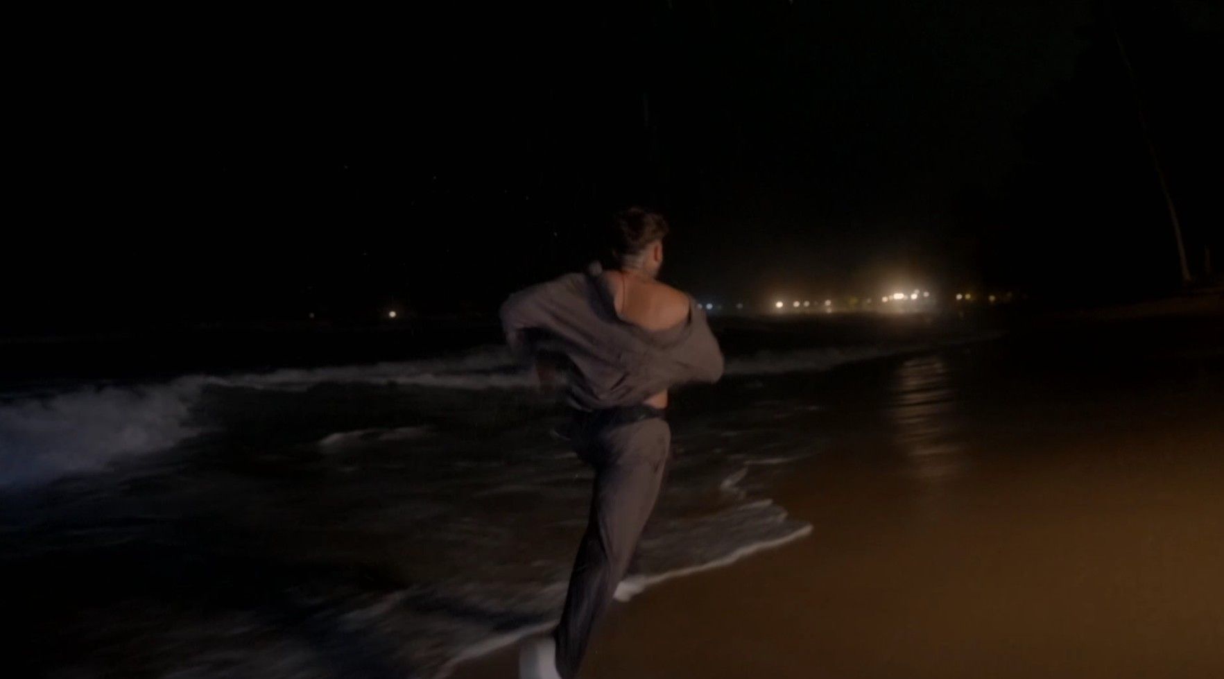 David corre desesperado por la playa y sus gritos a Alba llegan a ‘Villa Deseo’: “Eres el amor de mi vida”