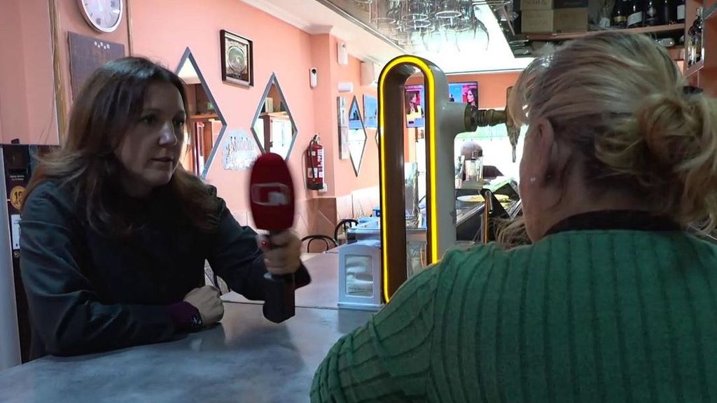El alcohol con el desayuno, síntoma de alcoholismo: "El licor de hierbas o el carajillo son una bomba para el cuerpo"