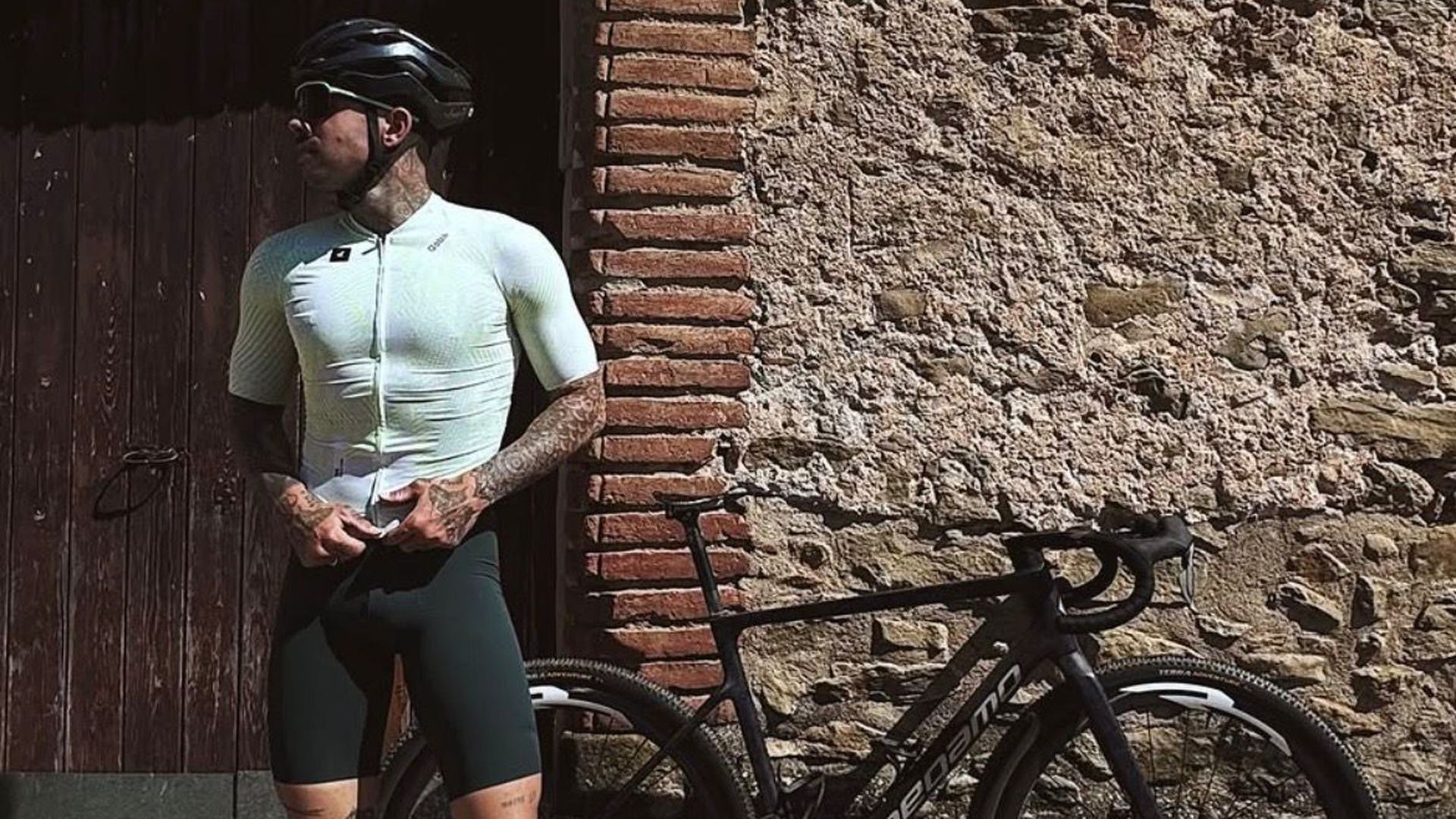 El ciclista Kiko Galván vuelve a sembrar la polémica al ser pillado circulando de forma temeraria con su bicicleta El ciclista Kiko Galván vuelve a sembrar la polémica al ser pillado circulando de forma temeraria con su bicicleta
