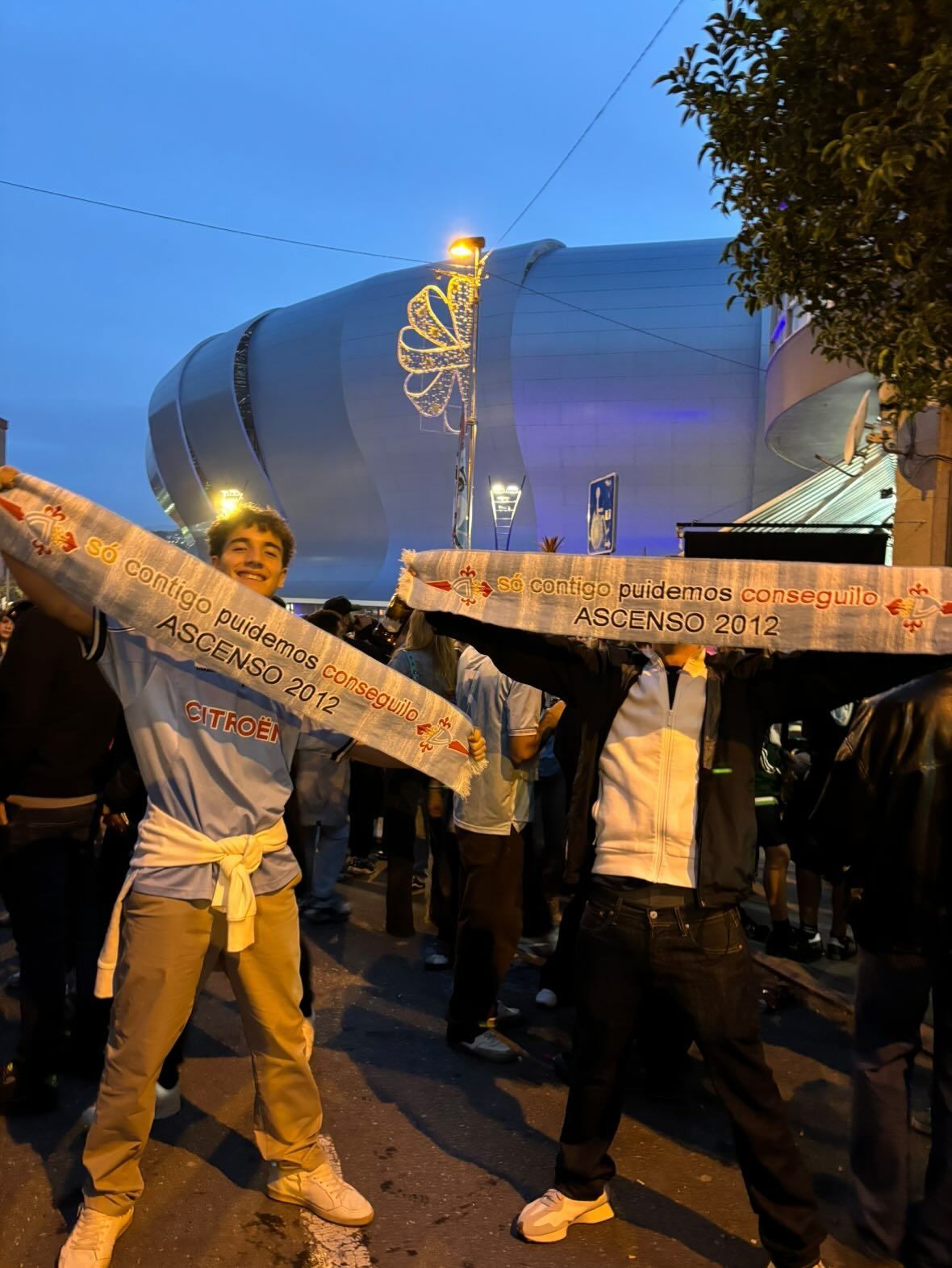 El joven con la camiseta de Giovanella y una bufanda del equipo celeste