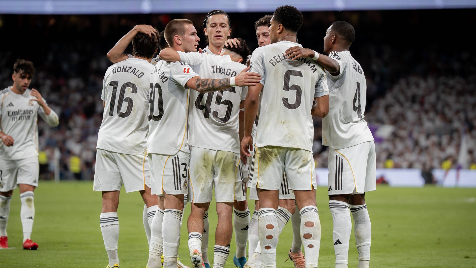 El Real Madrid celebrando en el Bernabéu El Real Madrid celebrando en el Bernabéu
