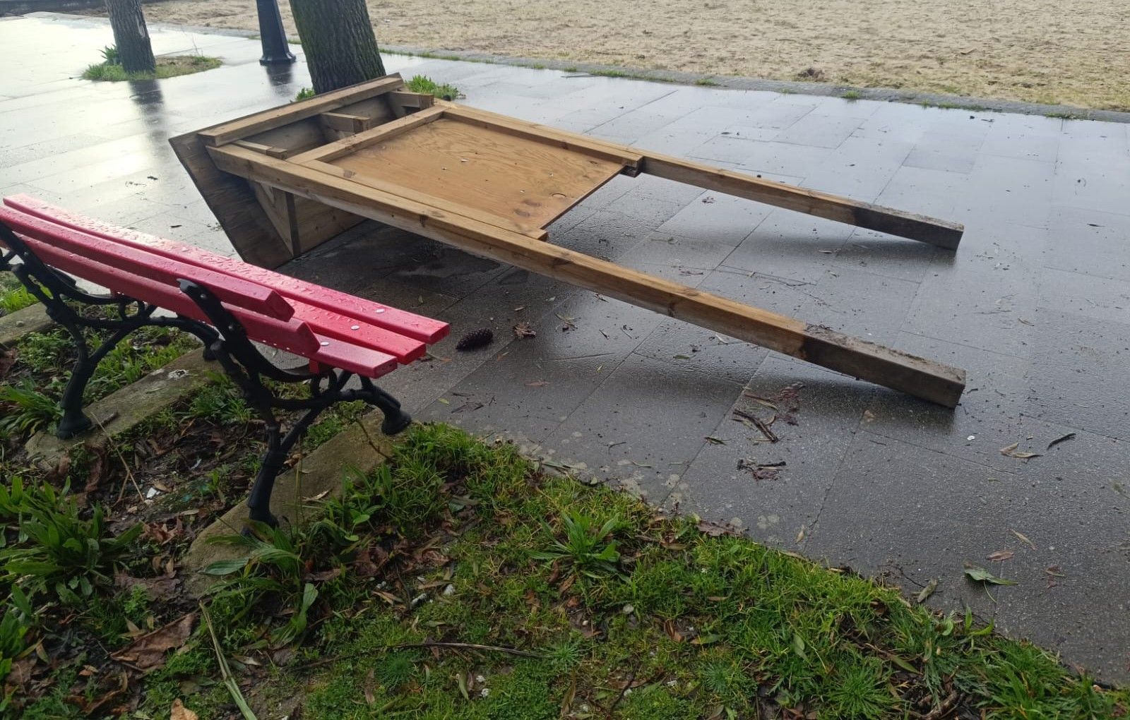 Elemento vandalizado en una zona de Rianxo