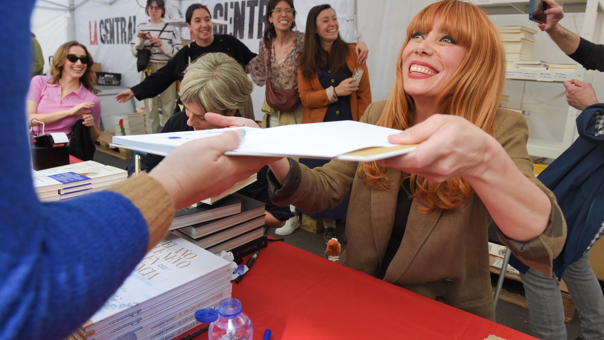 EuropaPress_6669733_ilustradora_paula_bonet_firma_ejemplares_diada_san_jordi_2025_23_abril_2025 EuropaPress_6669733_ilustradora_paula_bonet_firma_ejemplares_diada_san_jordi_2025_23_abril_2025