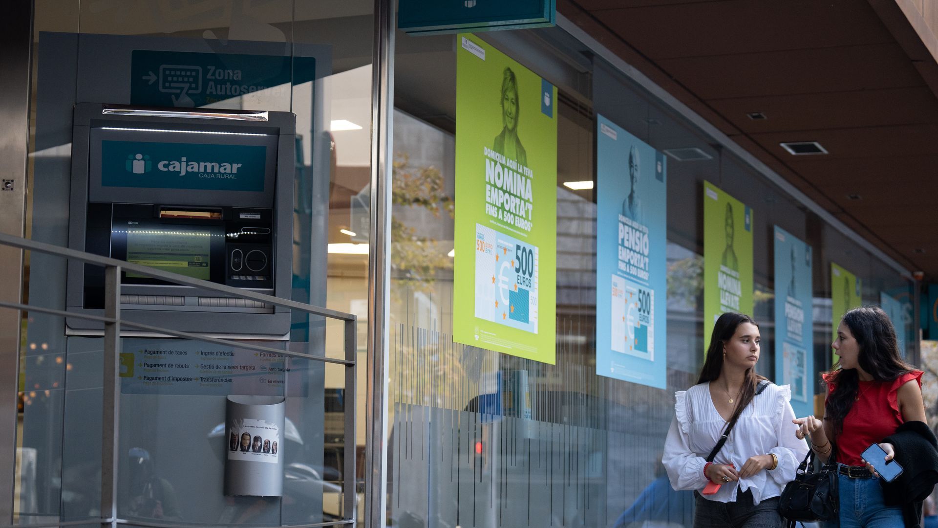 Fachada de una sucursal del banco Cajamar Caja Rural en Barcelona Fachada de una sucursal del banco Cajamar Caja Rural en Barcelona