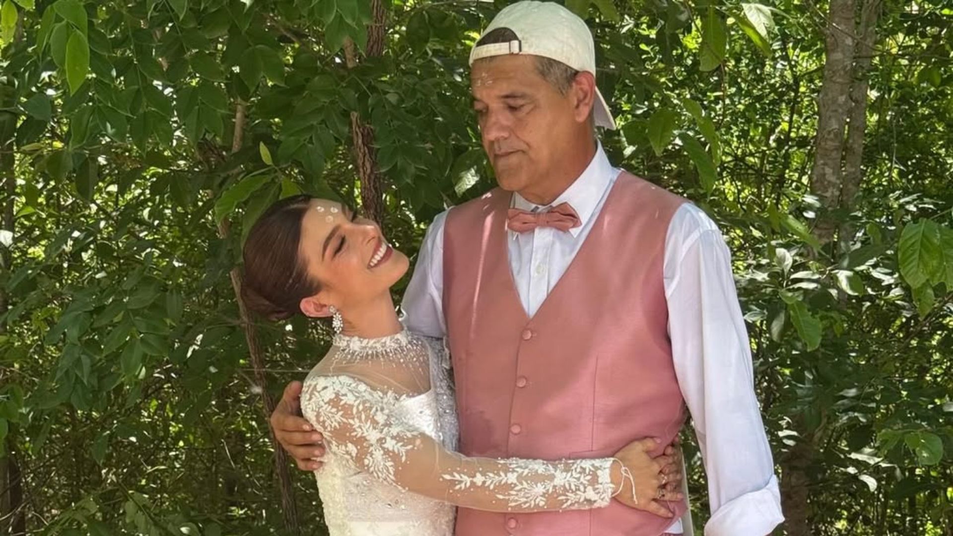 Frank Cuesta se ha casado con Paloma de Ramón, una fan valenciana de 35 años Frank Cuesta se ha casado con Paloma de Ramón, una fan valenciana de 35 años