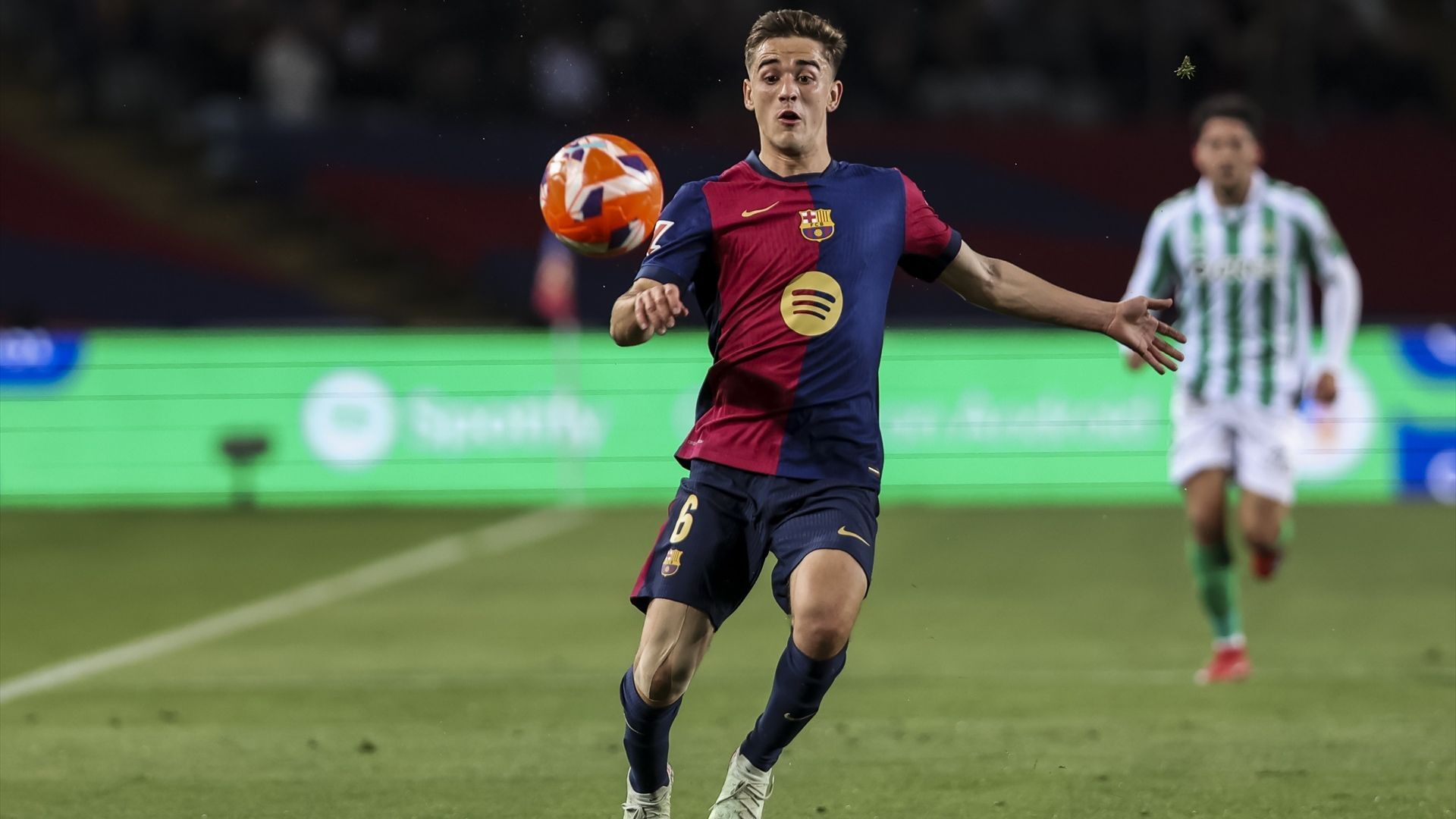 Gavi, con Pablo Fornals de fondo, en un Barça-Betis