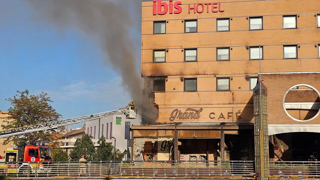 Un incendio en Málaga obliga a desalojar un hotel en el centro