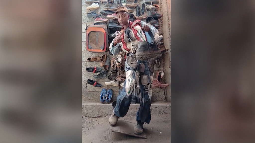 Kalo Putik, el joven de 15 años de Etiopía que ha revolucionado las redes con sus trajes confeccionados con objetos reciclados
