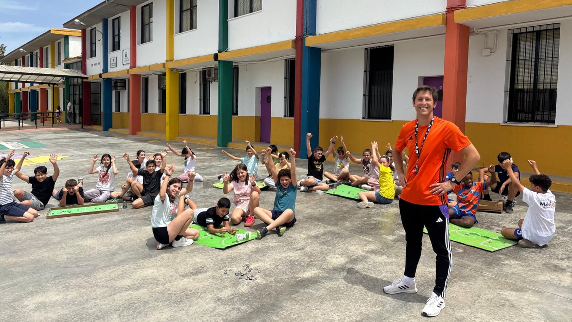 Kike, con sus alumnos jugando a las chapas en su colegio de Marchena Kike, con sus alumnos jugando a las chapas en su colegio de Marchena