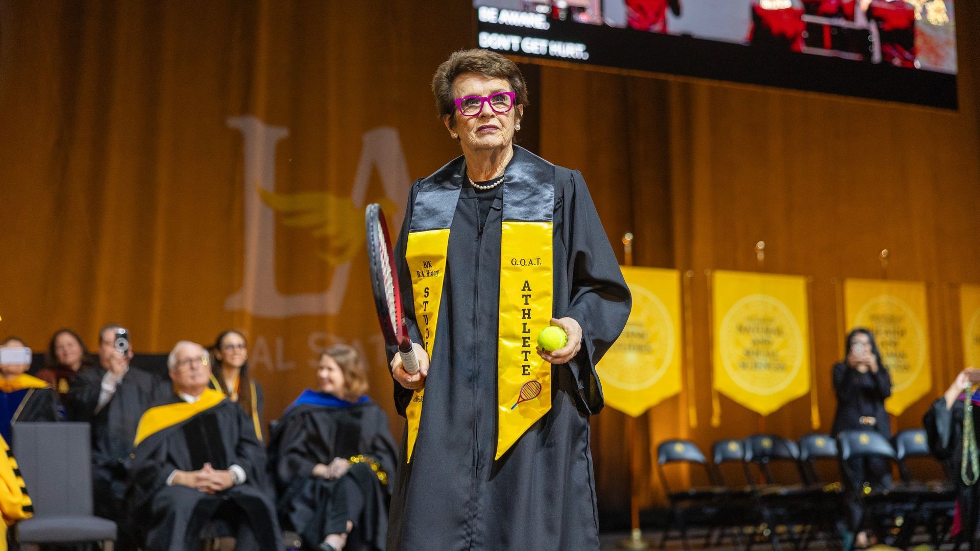 La legendaria tenista Billie Jean King se gradúa en la universidad a los 82: “¡Solo tardé 61 años!” La legendaria tenista Billie Jean King se gradúa en la universidad a los 82: “¡Solo tardé 61 años!”