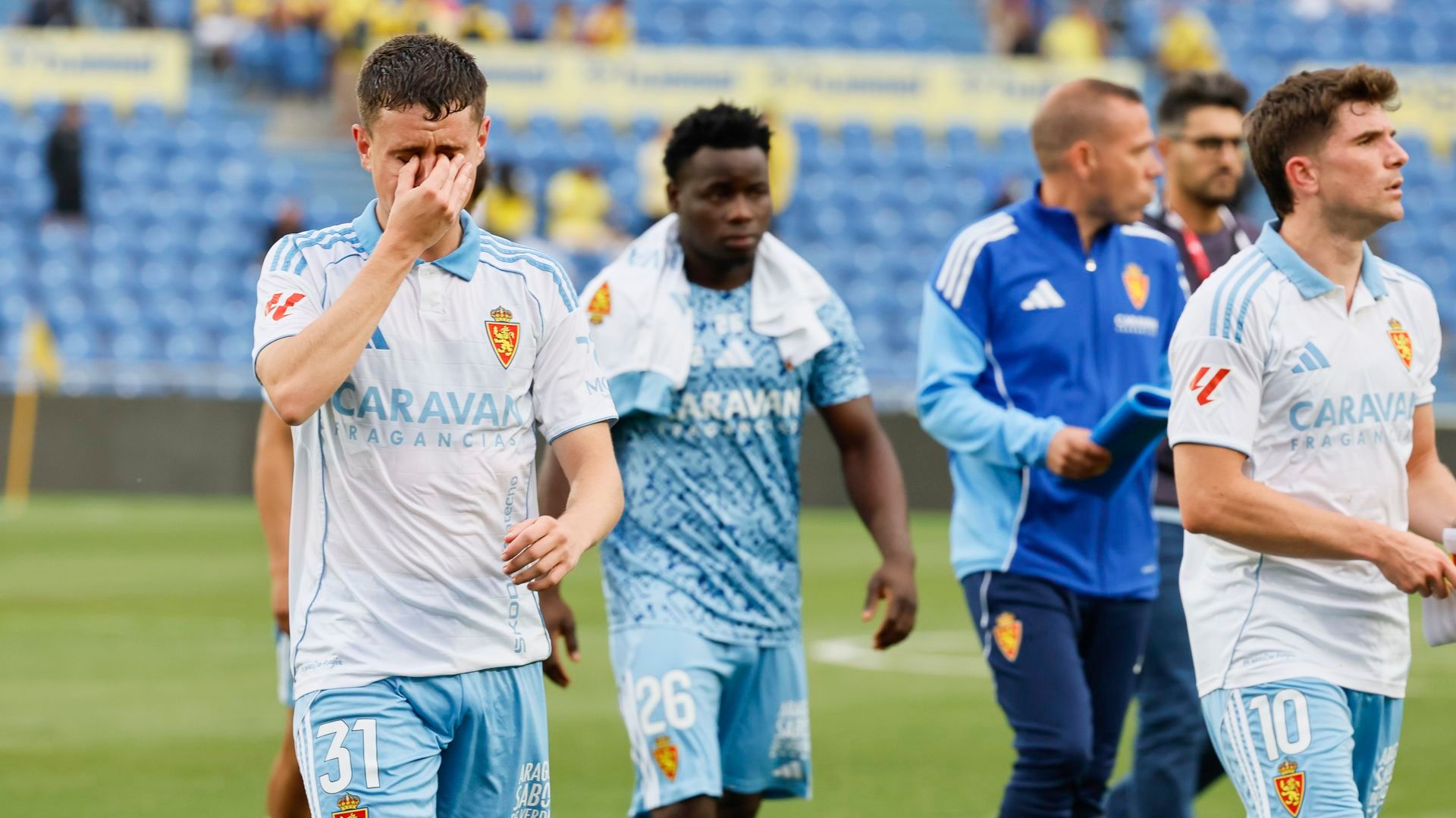 Lágrimas de los jugadores del Real Zaragoza tras descender. Lágrimas de los jugadores del Real Zaragoza tras descender.