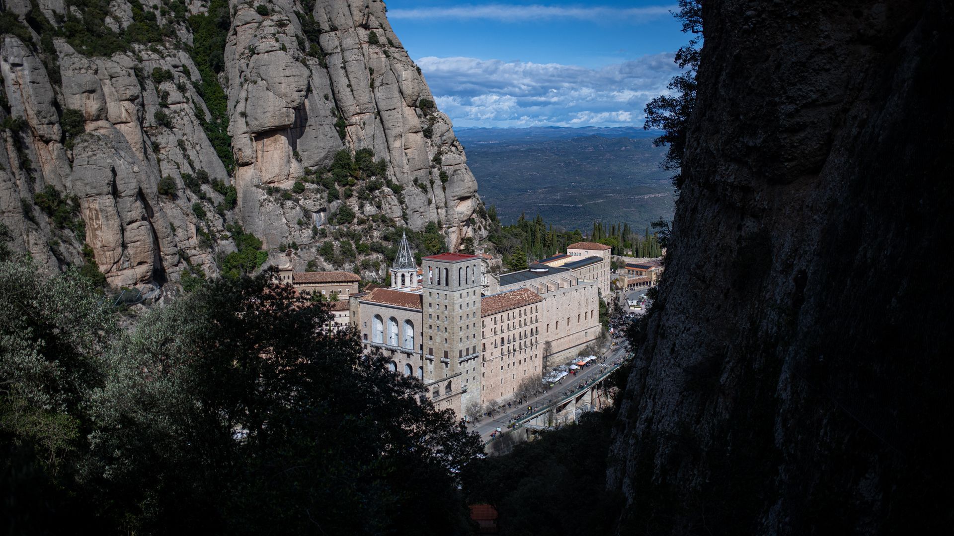 Las incógnitas sobre la muerte del fundador de Mango, Isak Andic, impulsan el llamado ‘turismo negro’ en la montaña de Montserrat Las incógnitas sobre la muerte del fundador de Mango, Isak Andic, impulsan el llamado ‘turismo negro’ en la montaña de Montserrat