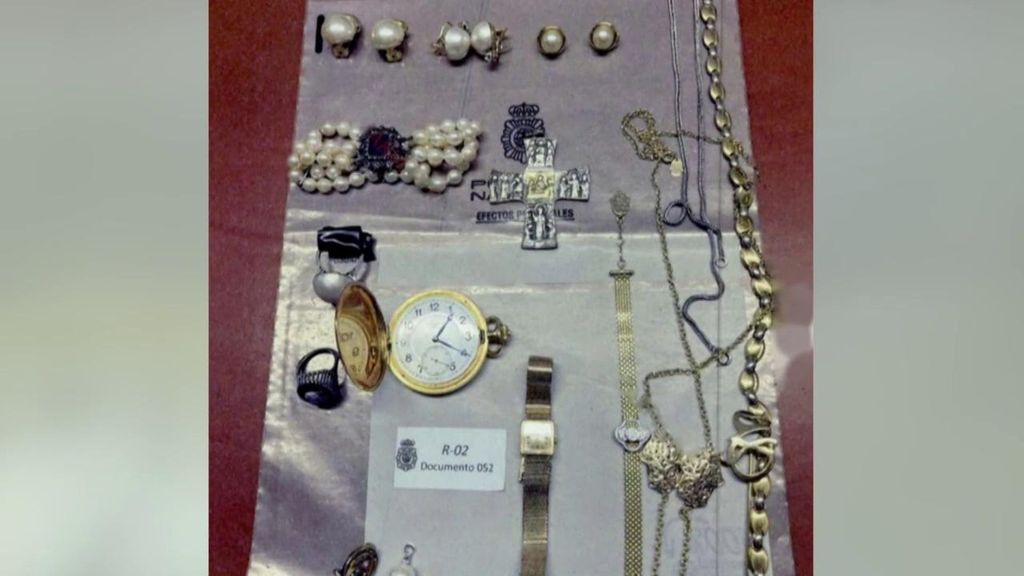 Las joyas de la caja fuerte oculta de Zapatero que Gertrudis dice que son de "una herencia de la señora Sonsoles y de regalos de viajes"