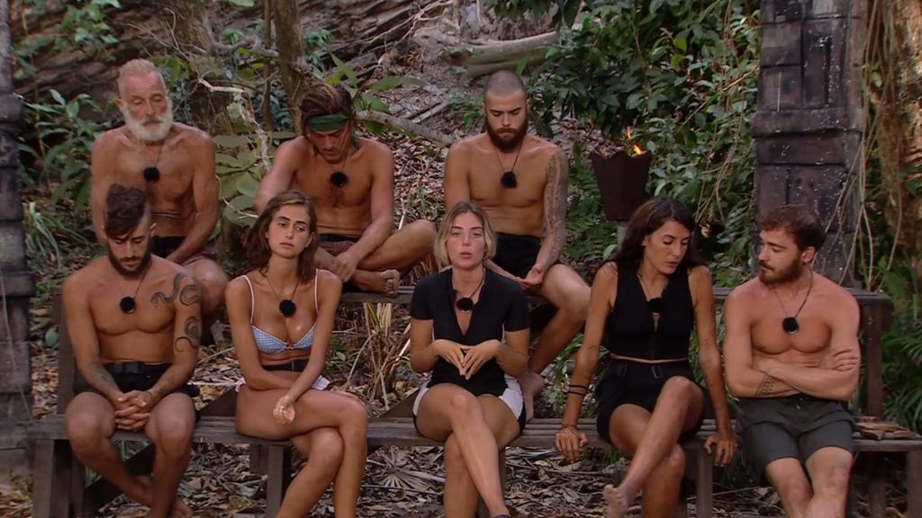 Los concursantes estallan al descubrir las imágenes del robo de comida de Claudia en la playa: "Esto va a ser una guerra"