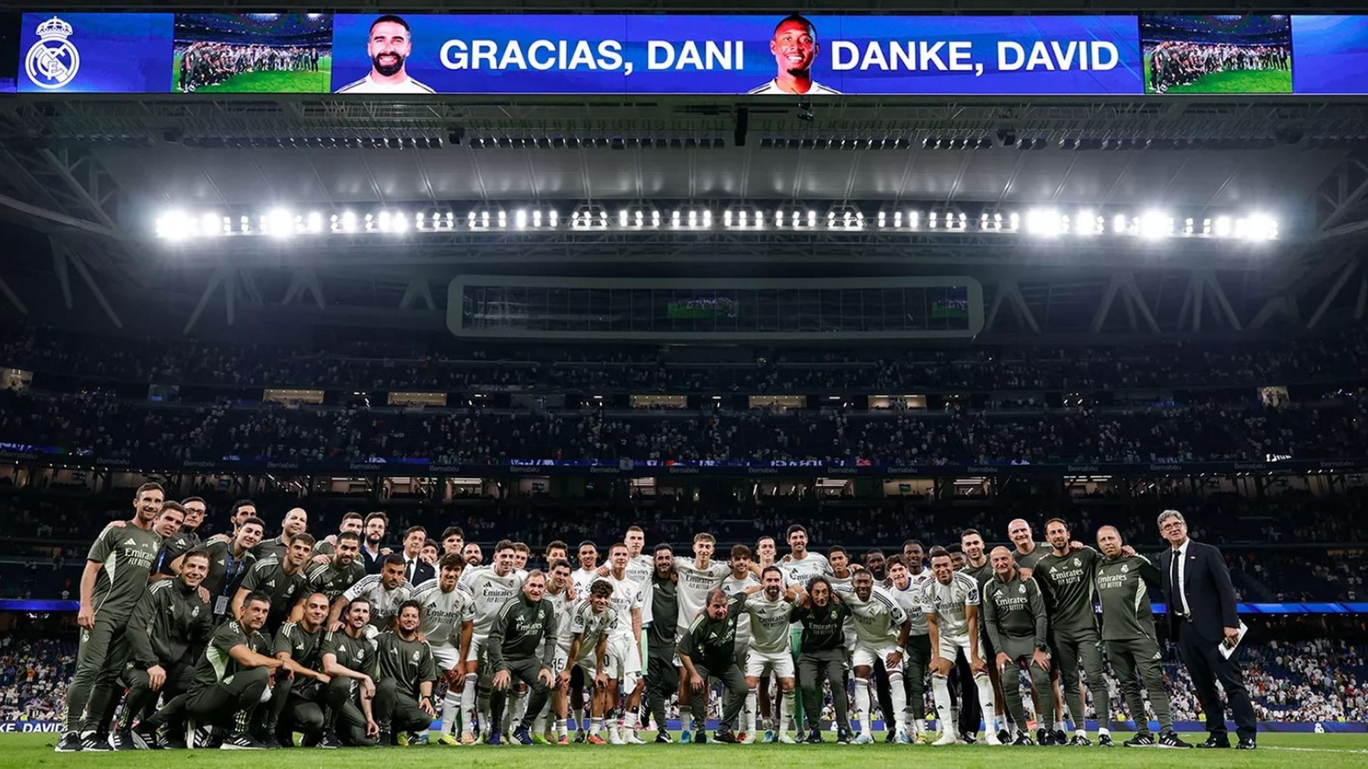 Los jugadores del Real Madrid posan en la despedida de Carvajal y Alaba