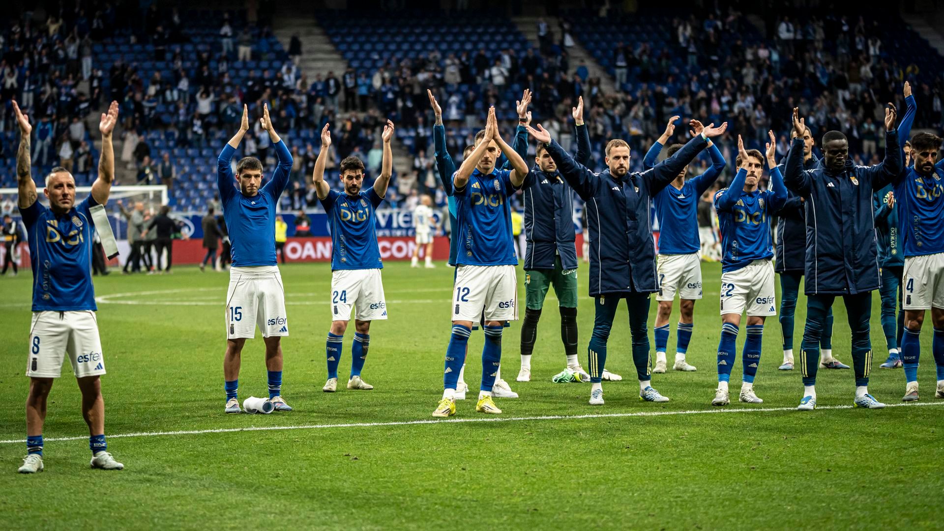 Los jugadores del Real Oviedo saludan a la afición en el Carlos Tartiere. Los jugadores del Real Oviedo saludan a la afición en el Carlos Tartiere.