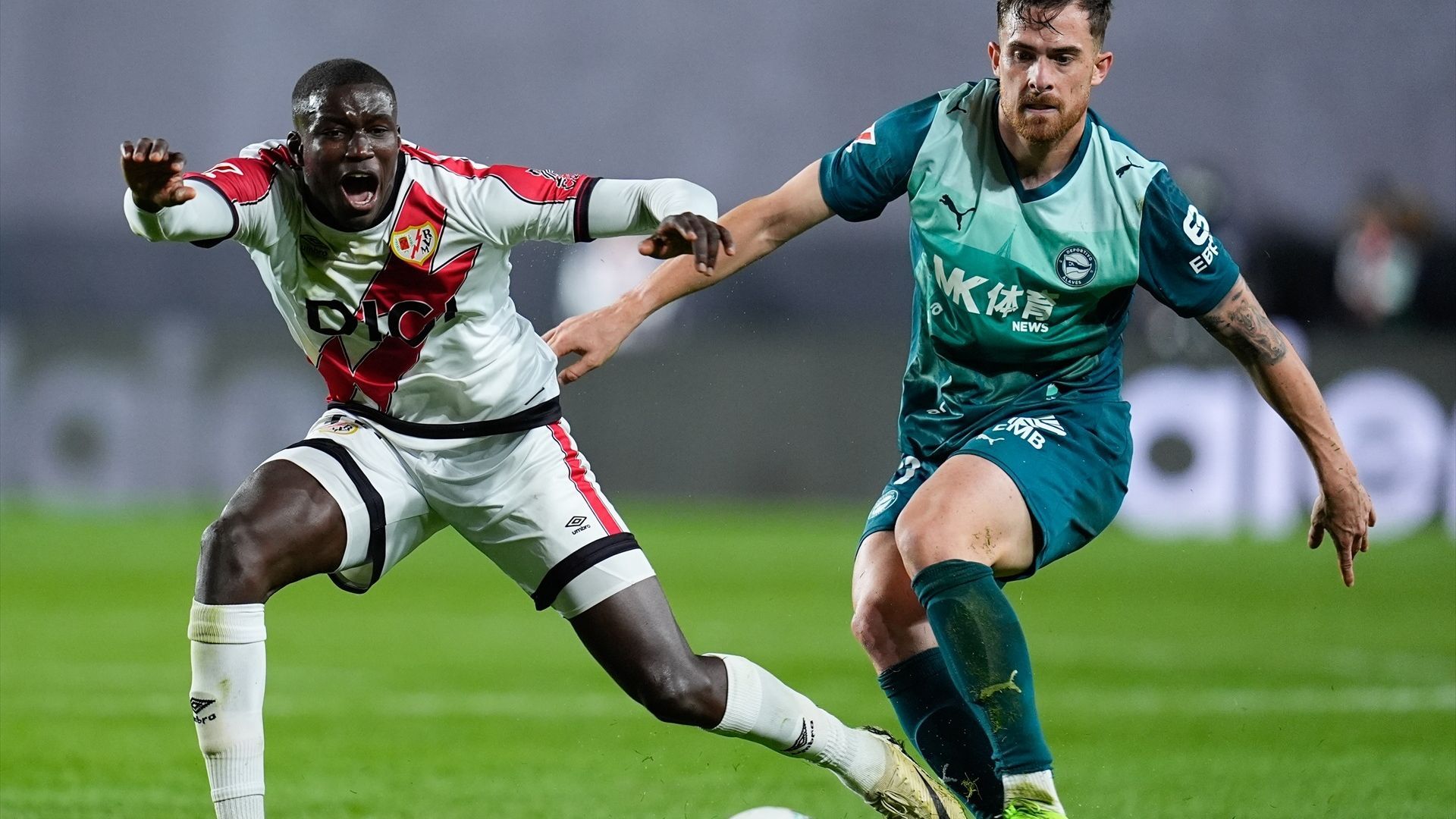 Nobel Mendy y Toni Martínez en el partido de la primera vuelta entre Rayo Vallecano y Alavés