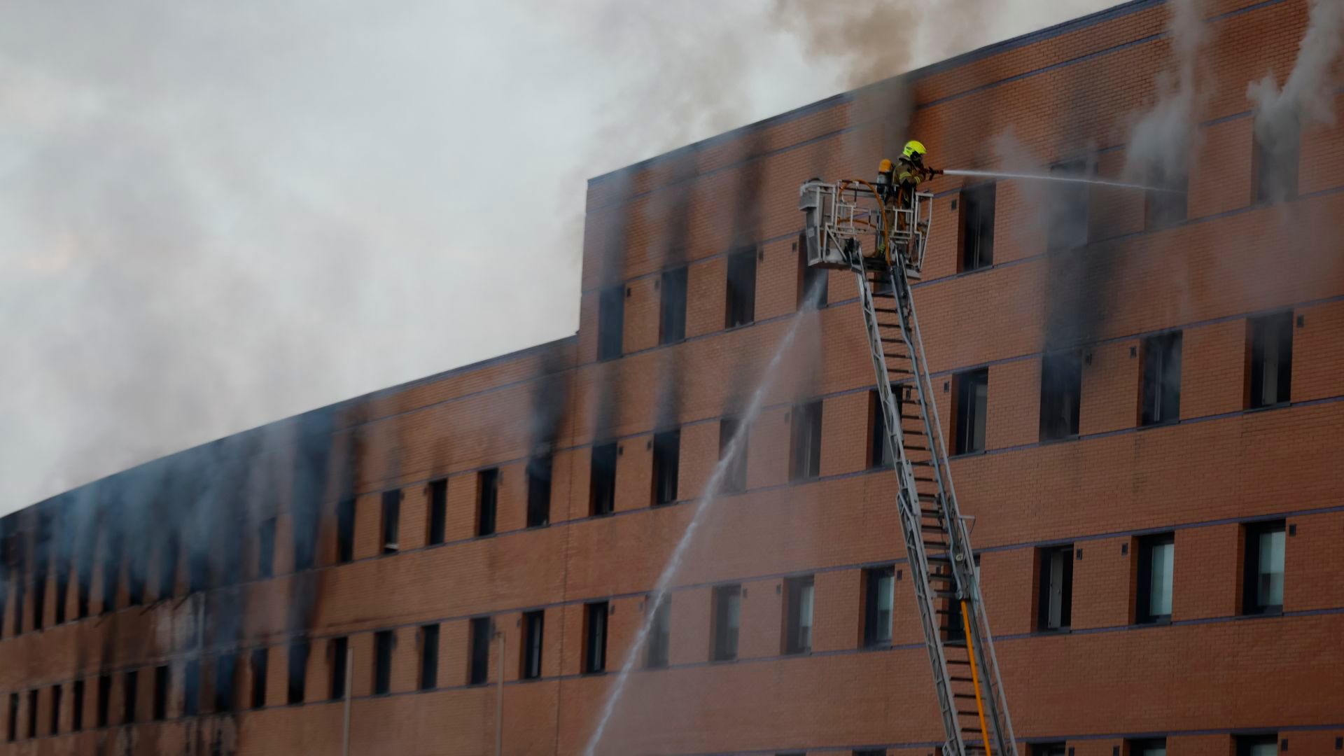 Reavivado el incendio de Málaga Reavivado el incendio de Málaga