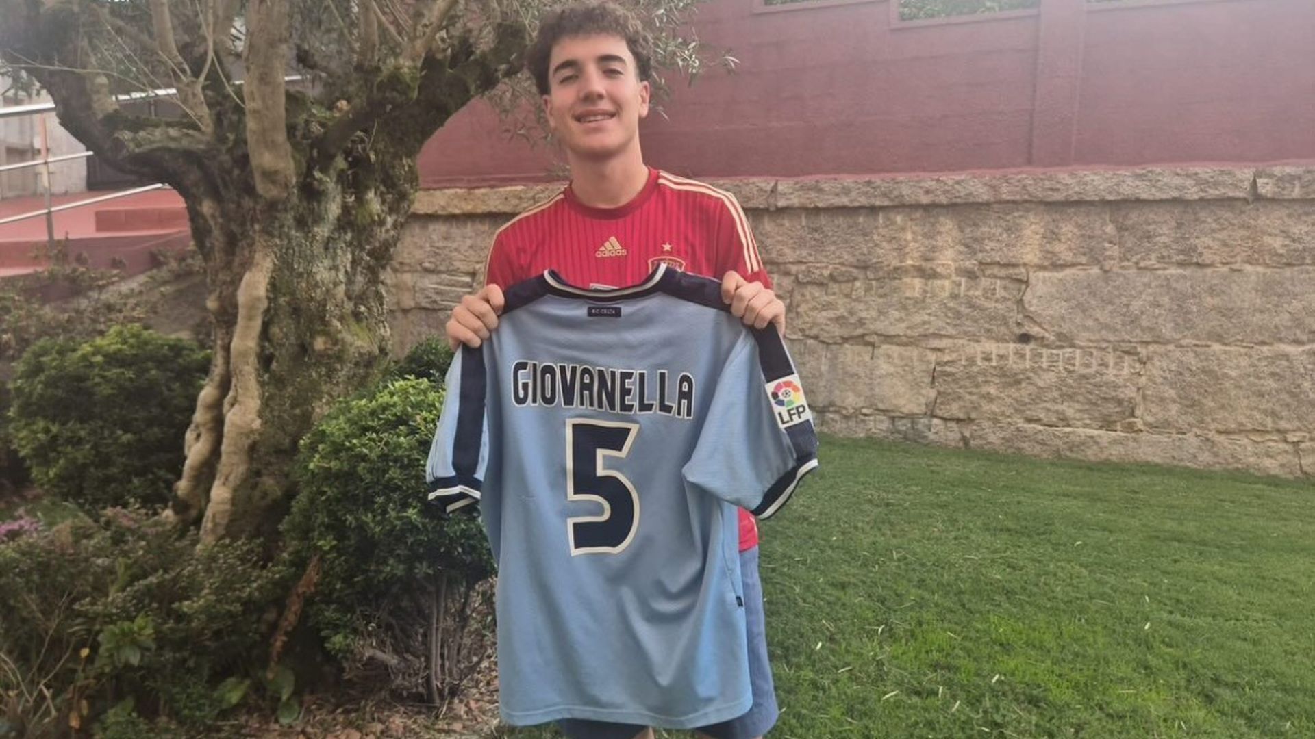 Rodrigo posa con la camiseta histórica de Giovanella tras recuperarla Rodrigo posa con la camiseta histórica de Giovanella tras recuperarla