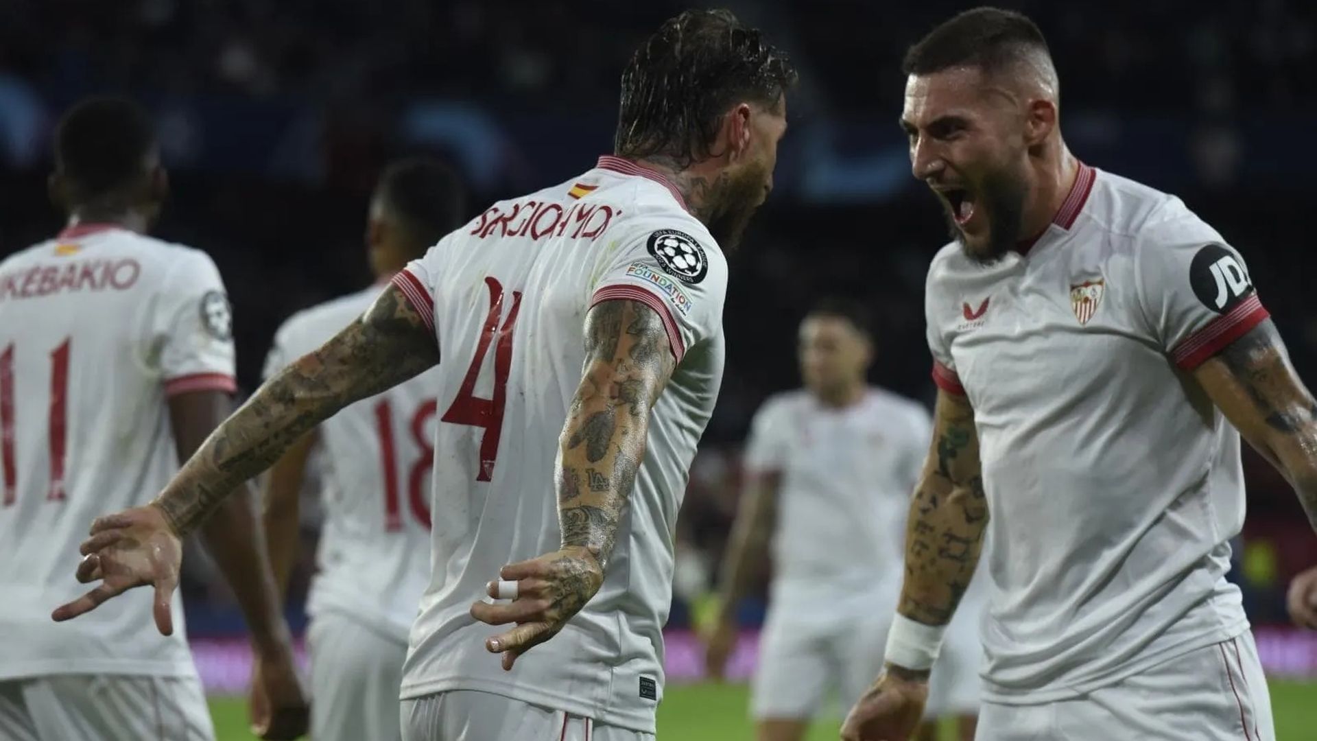 Sergio Ramos y Gudelj celebran un gol del Sevilla en la Champions Sergio Ramos y Gudelj celebran un gol del Sevilla en la Champions