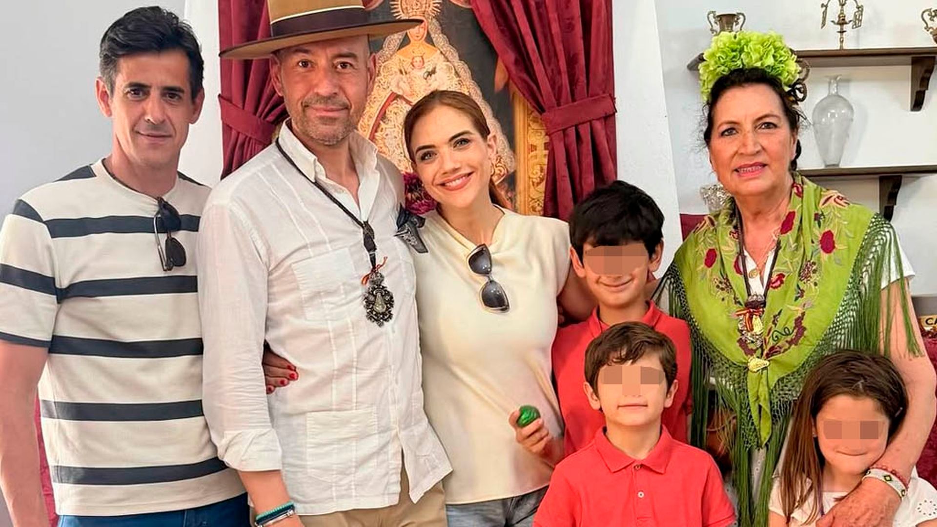 Una imagen del bautizo rociero de Víctor, Oliver y Brenda, los hijos de Beatriz Trapote y Víctor Janeiro Una imagen del bautizo rociero de Víctor, Oliver y Brenda, los hijos de Beatriz Trapote y Víctor Janeiro