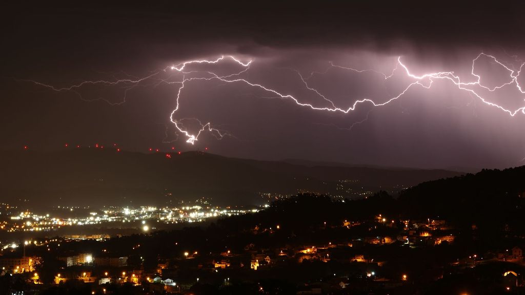 Una impresionante tormenta eléctrica deja más de 2000 rayos sobre el cielo de Galicia