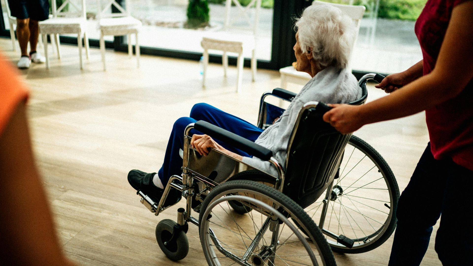 Una persona mayor en silla de ruedas