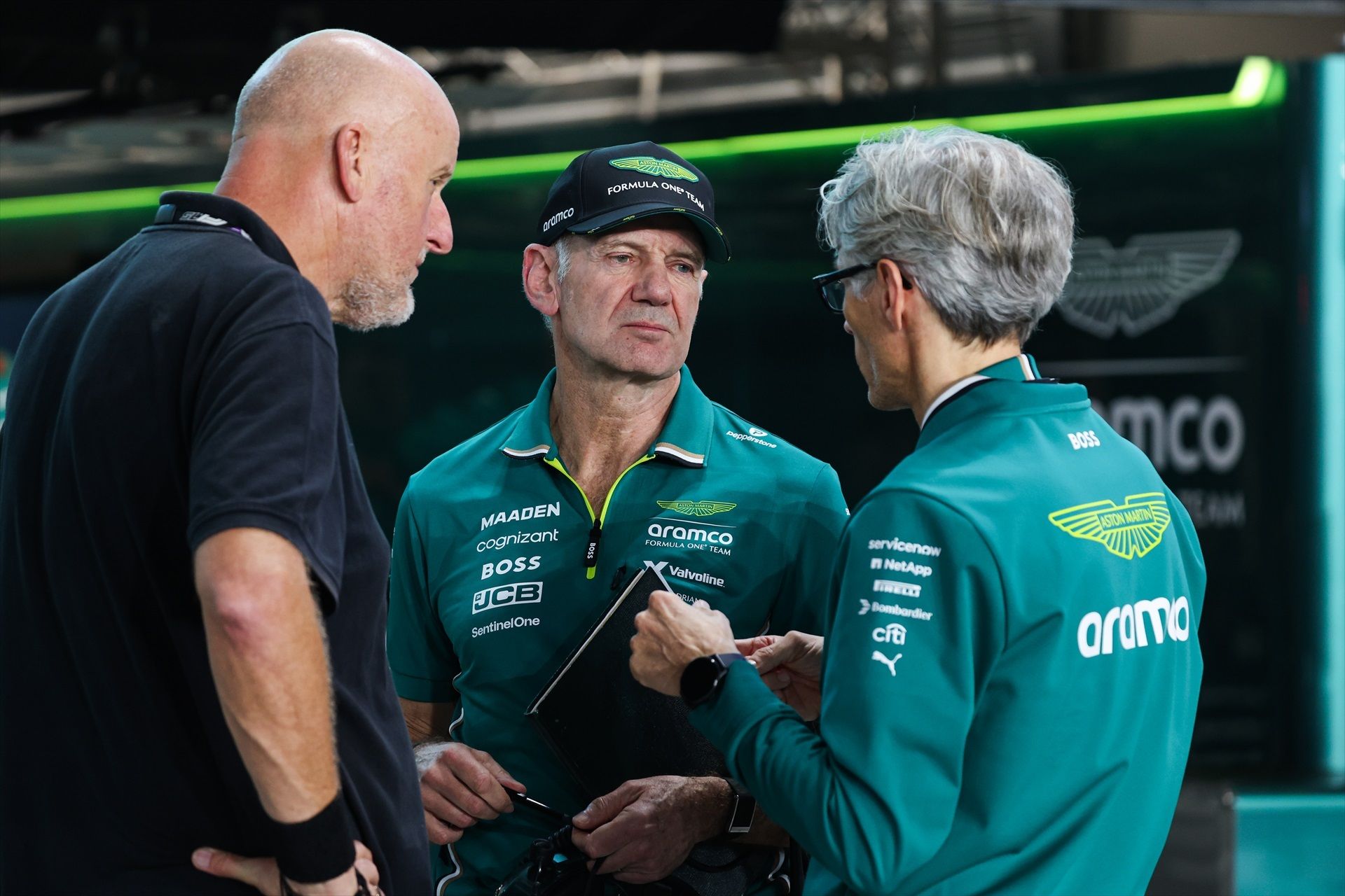 Adrian Newey y Mike Krack en el box de Aston Martin en el Gran Premio de Qatar de 2025