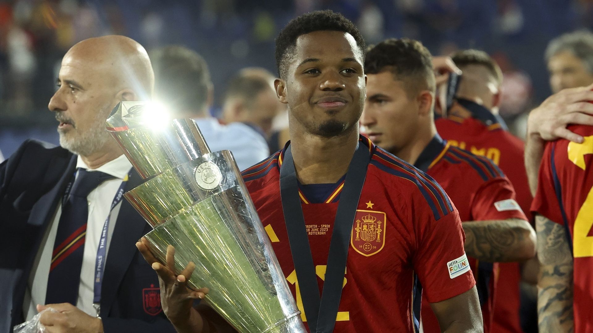 Ansu Fati con la Nations League que la Selección Española ganó en 2023 Ansu Fati con la Nations League que la Selección Española ganó en 2023