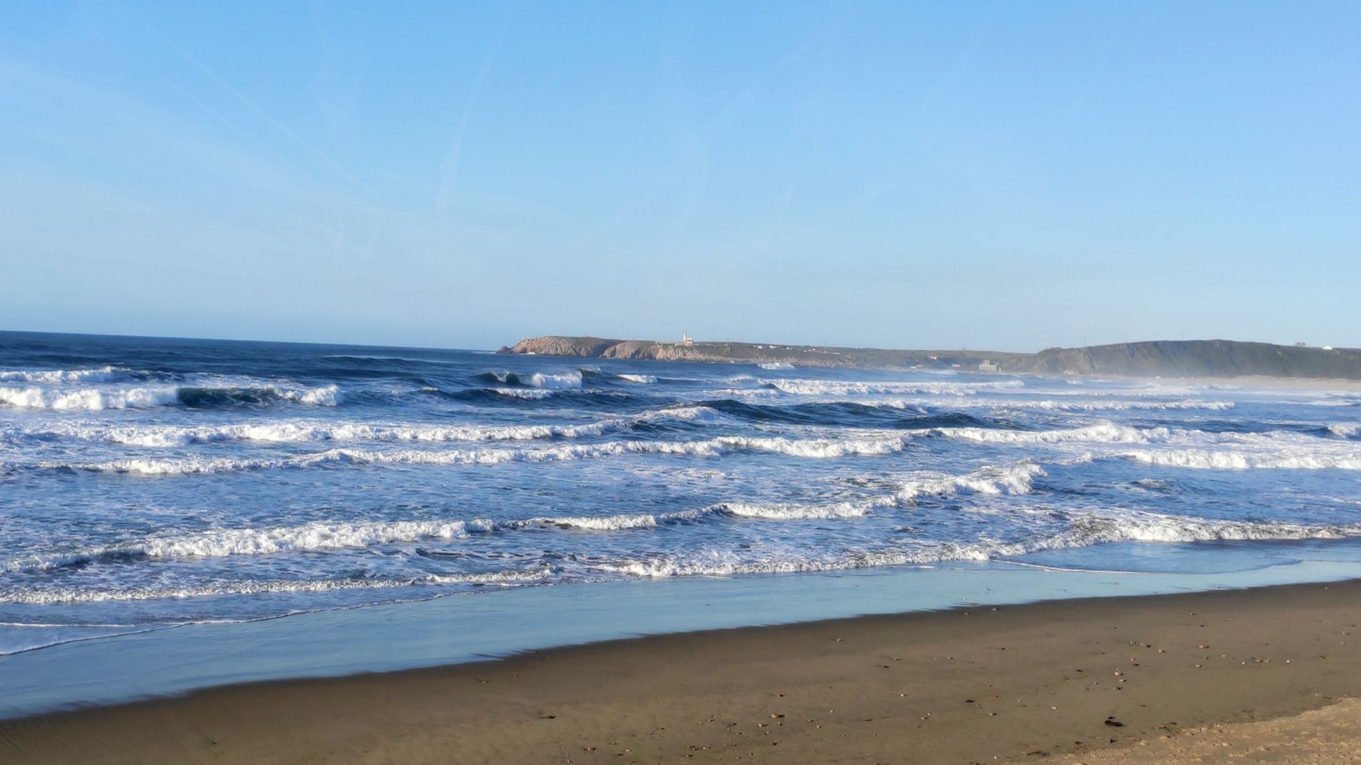 Buscan a un joven de 19 años desaparecido en la playa asturiana de Salinas Buscan a un joven de 19 años desaparecido en la playa asturiana de Salinas