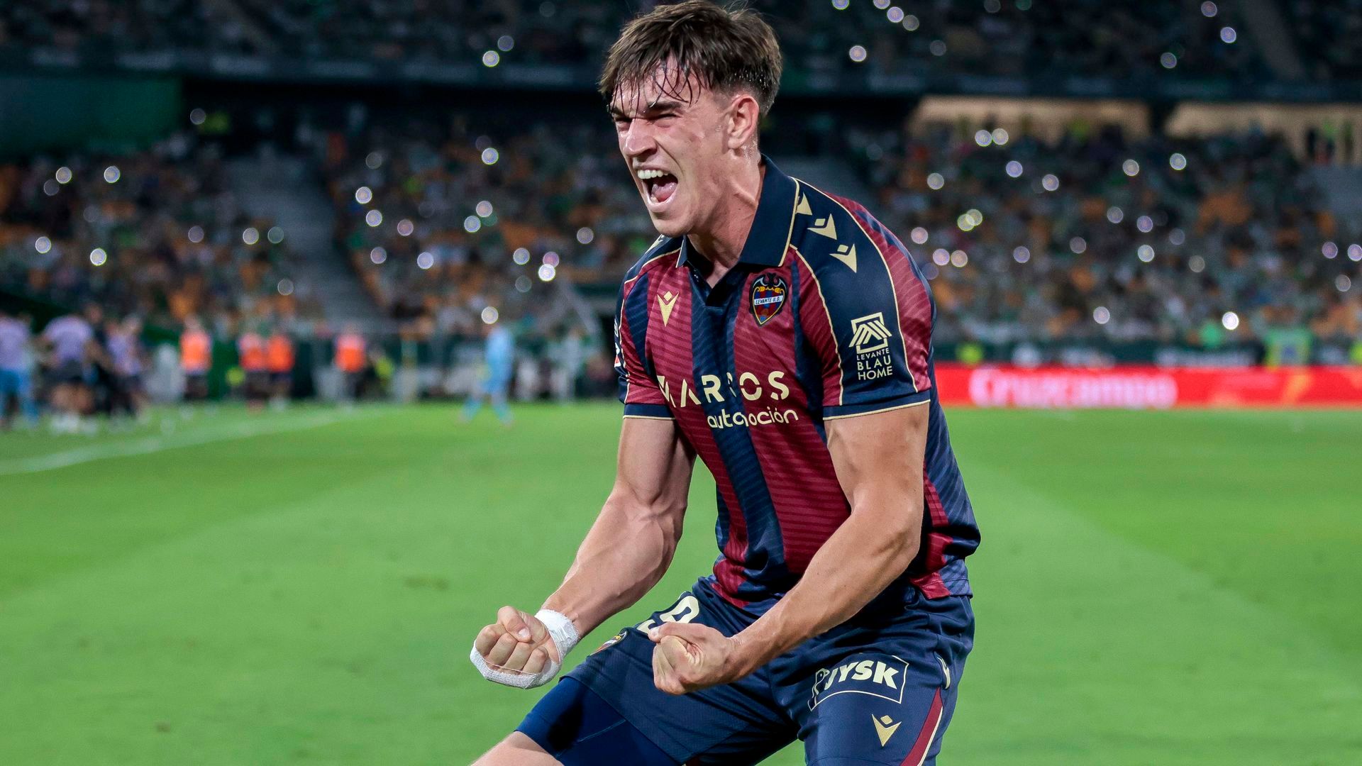 Carlos Espí celebra un gol con el Levante Carlos Espí celebra un gol con el Levante