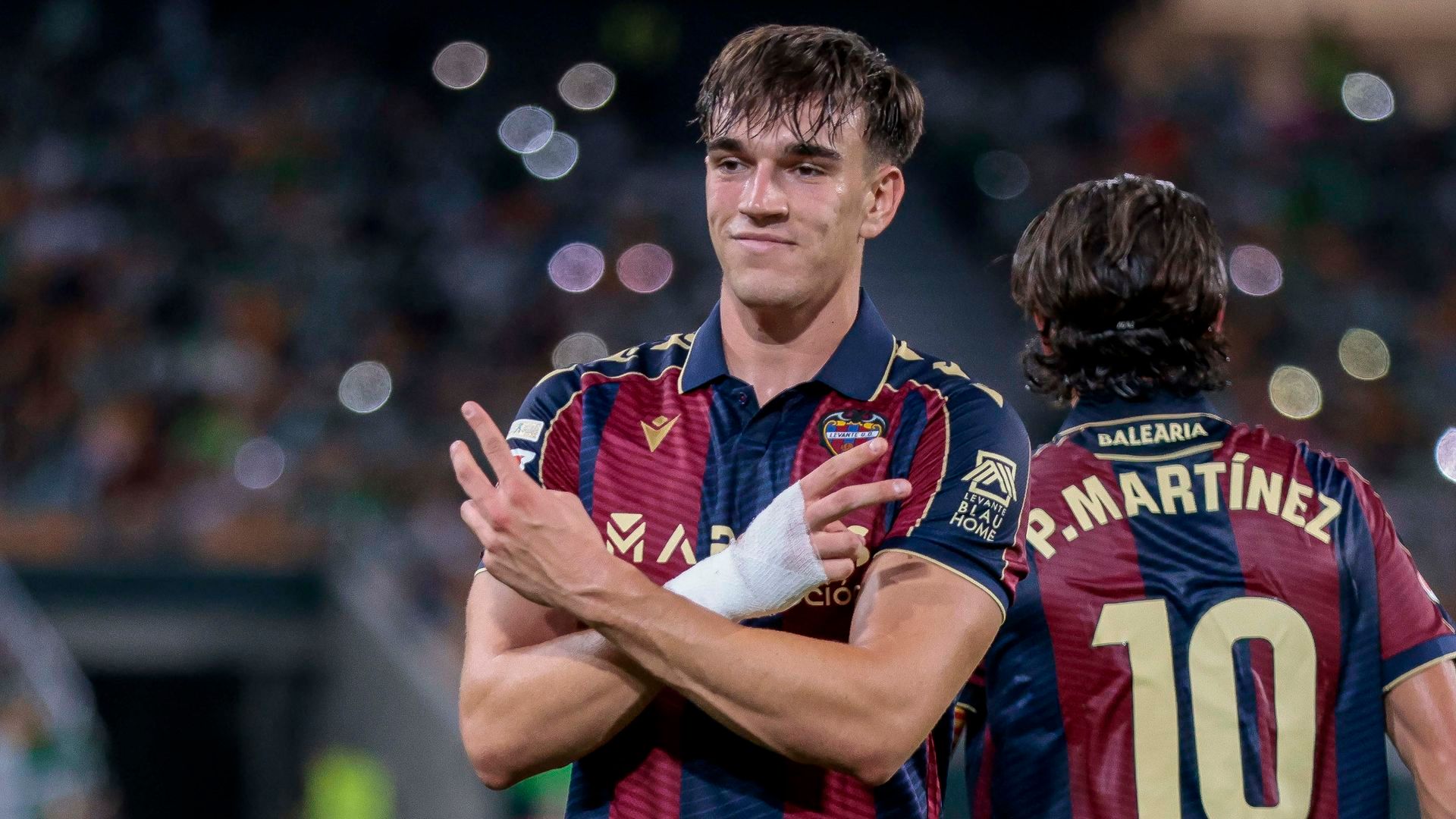 Carlos Espí celebra un gol con el Levante
