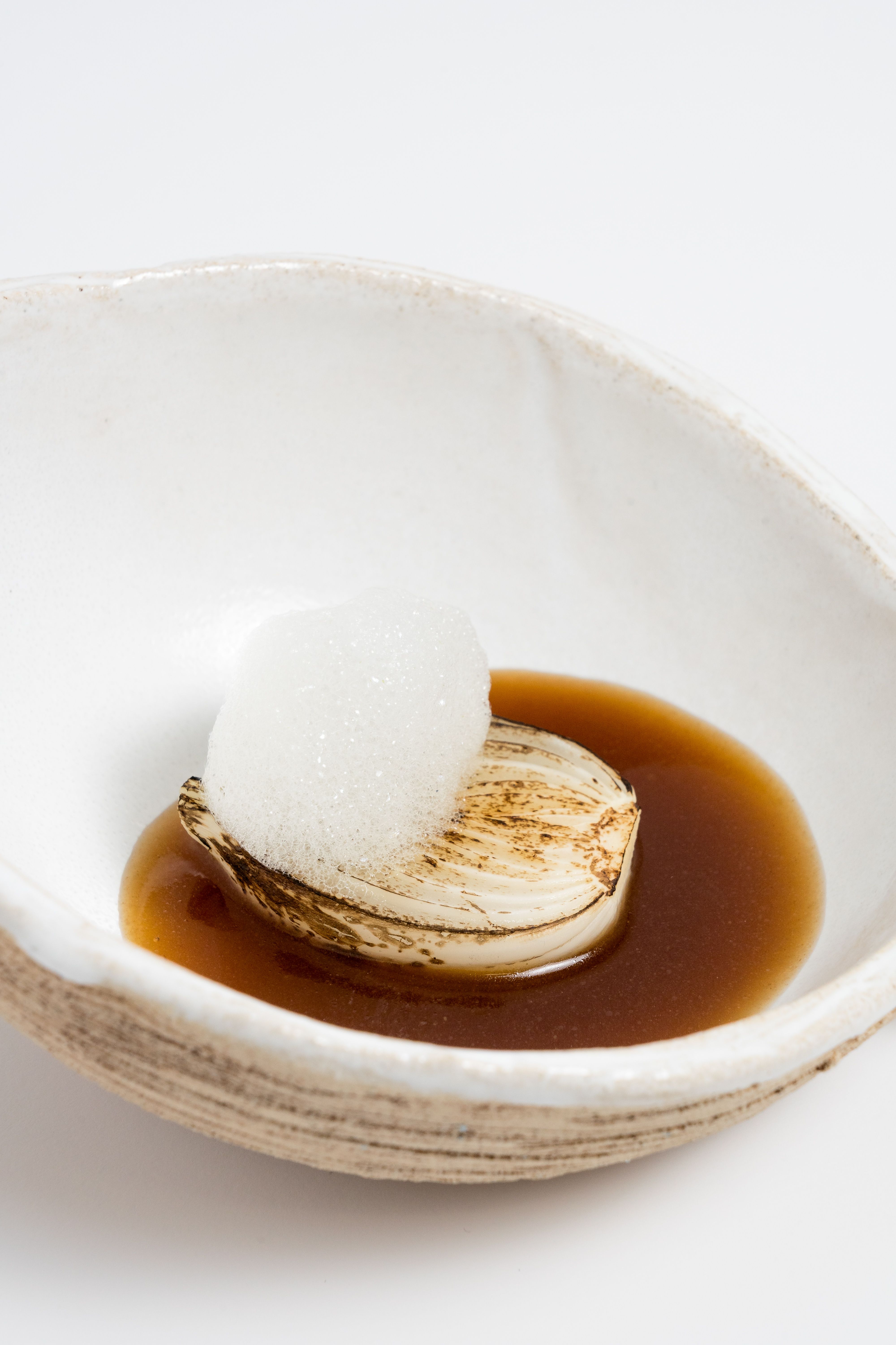 Uno de los pases de su menú degustación: 'Cebollita, cordero, caldo y lemongrass'