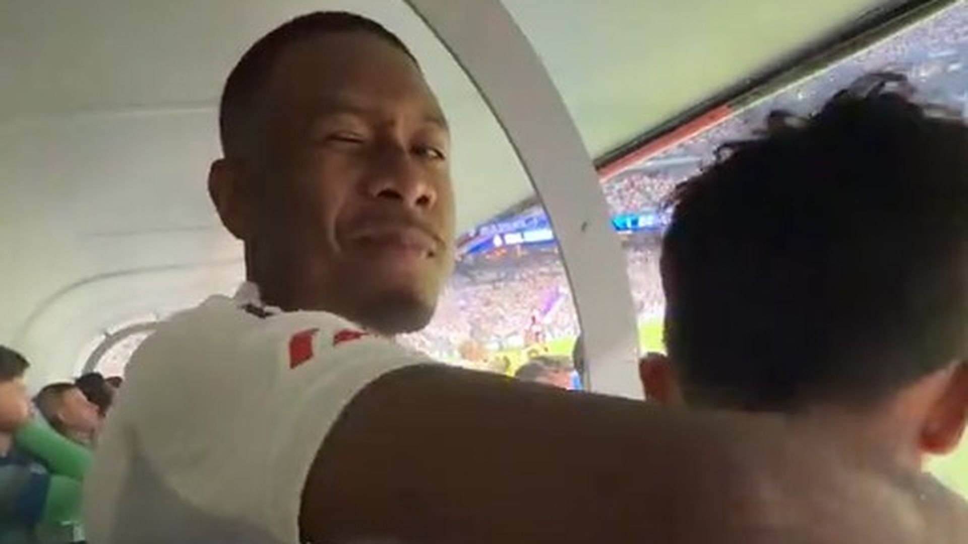 David Alaba en el banquillo del Real Madrid con su hijo David Alaba en el banquillo del Real Madrid con su hijo
