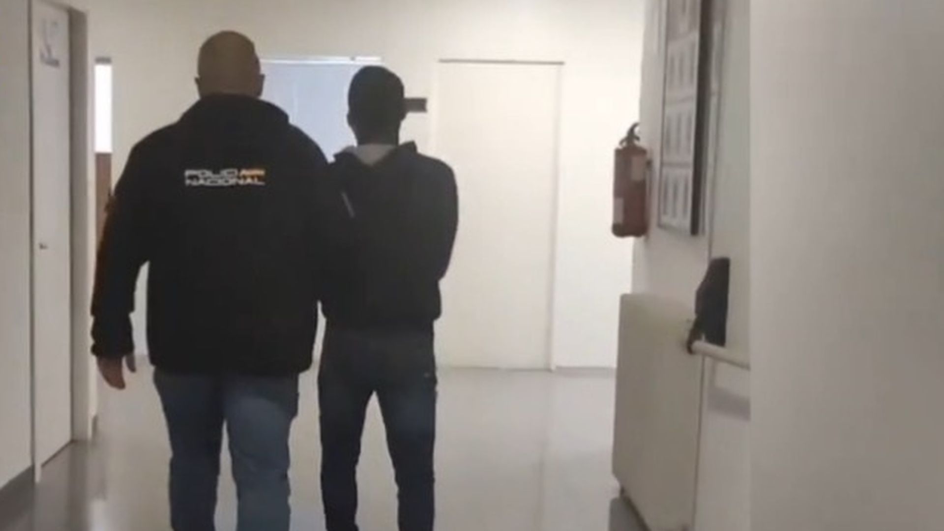 Detenido un joven de 22 años por insultar y agredir a un policía en Valladolid: "Dais asco, putos funcionarios de mierda" Detenido un joven de 22 años por insultar y agredir a un policía en Valladolid: "Dais asco, putos funcionarios de mierda"