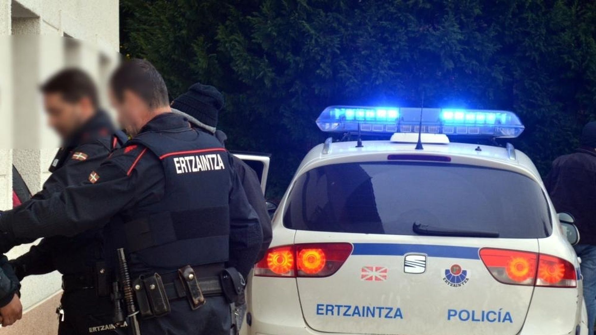 Detenidos tres jóvenes por dejar inconsciente a un hombre tras pegarle una paliza en Guipúzcoa Detenidos tres jóvenes por dejar inconsciente a un hombre tras pegarle una paliza en Guipúzcoa