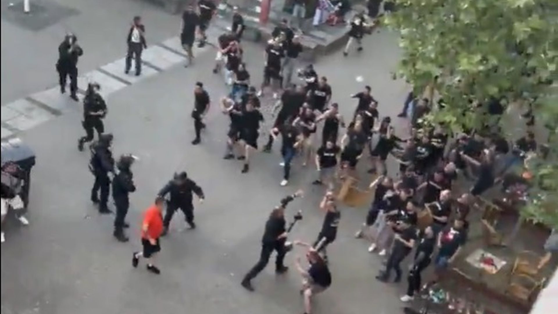 Disturbios entre radicales de Crystal Palace y Rayo Vallecano.