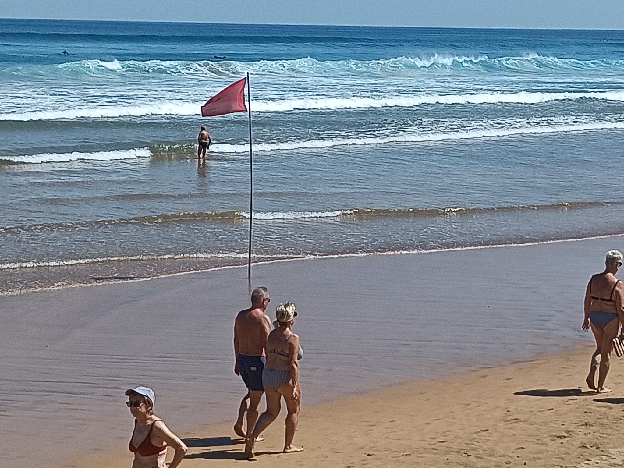 El golpe de calor actual se ha combinado con corrientes muy activas y con poco oleaje, que han generado situaciones de peligro