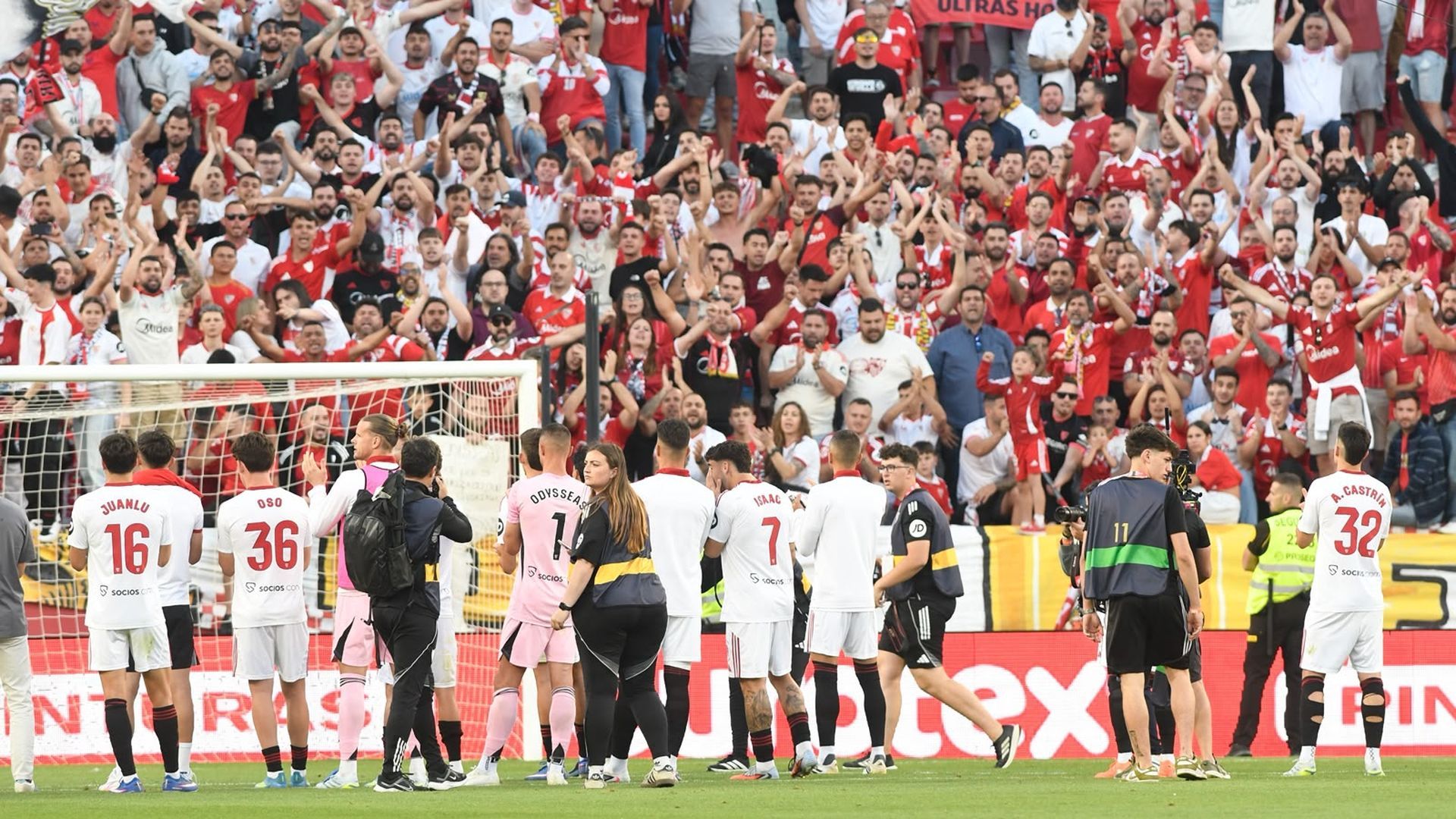 El Sevilla celebra la permanencia con su afición El Sevilla celebra la permanencia con su afición