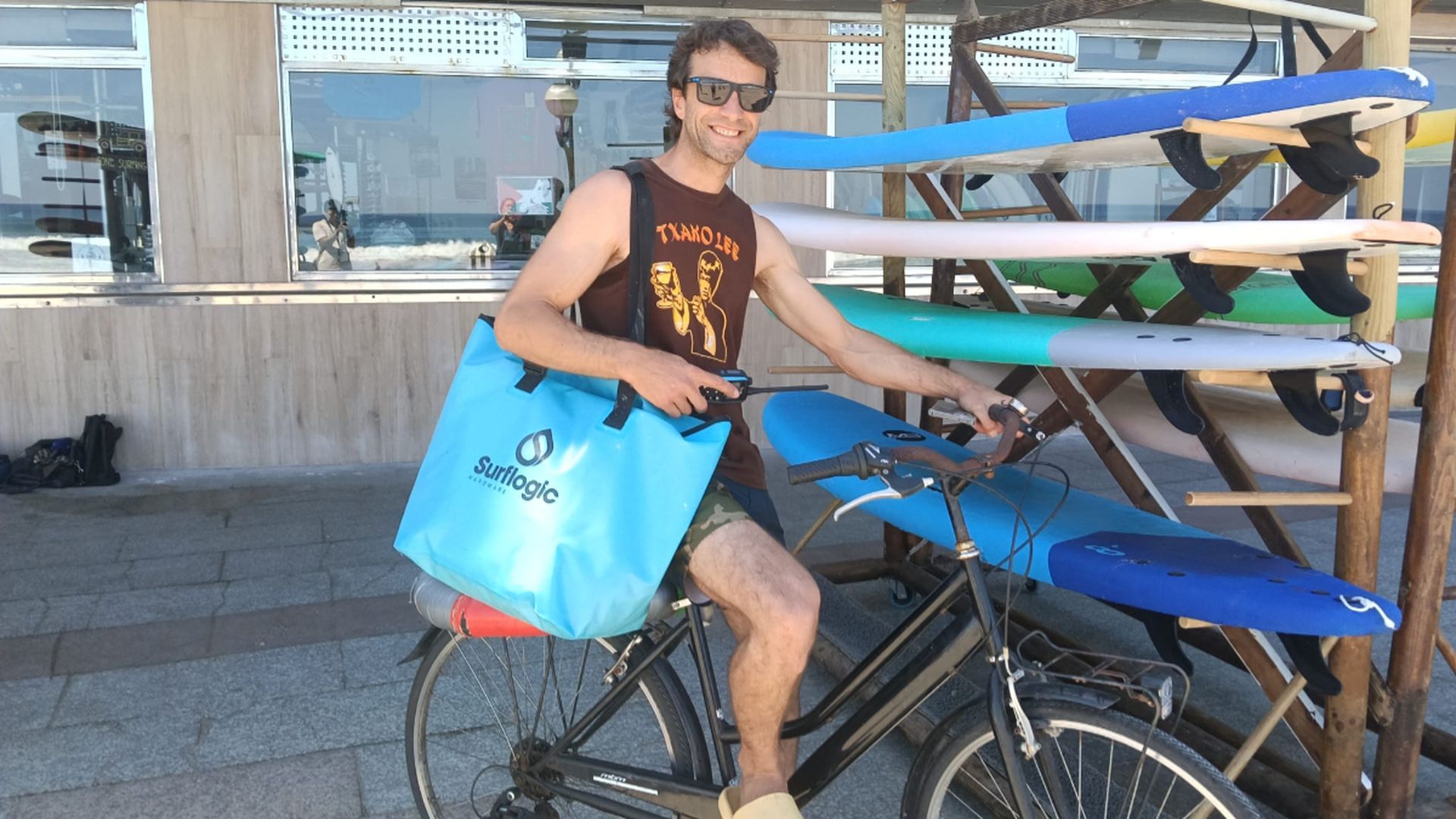 El surfista Axi Muniain es uno de los voluntarios que se han organizado para rescatar bañistas en Zarautz. El surfista Axi Muniain es uno de los voluntarios que se han organizado para rescatar bañistas en Zarautz.